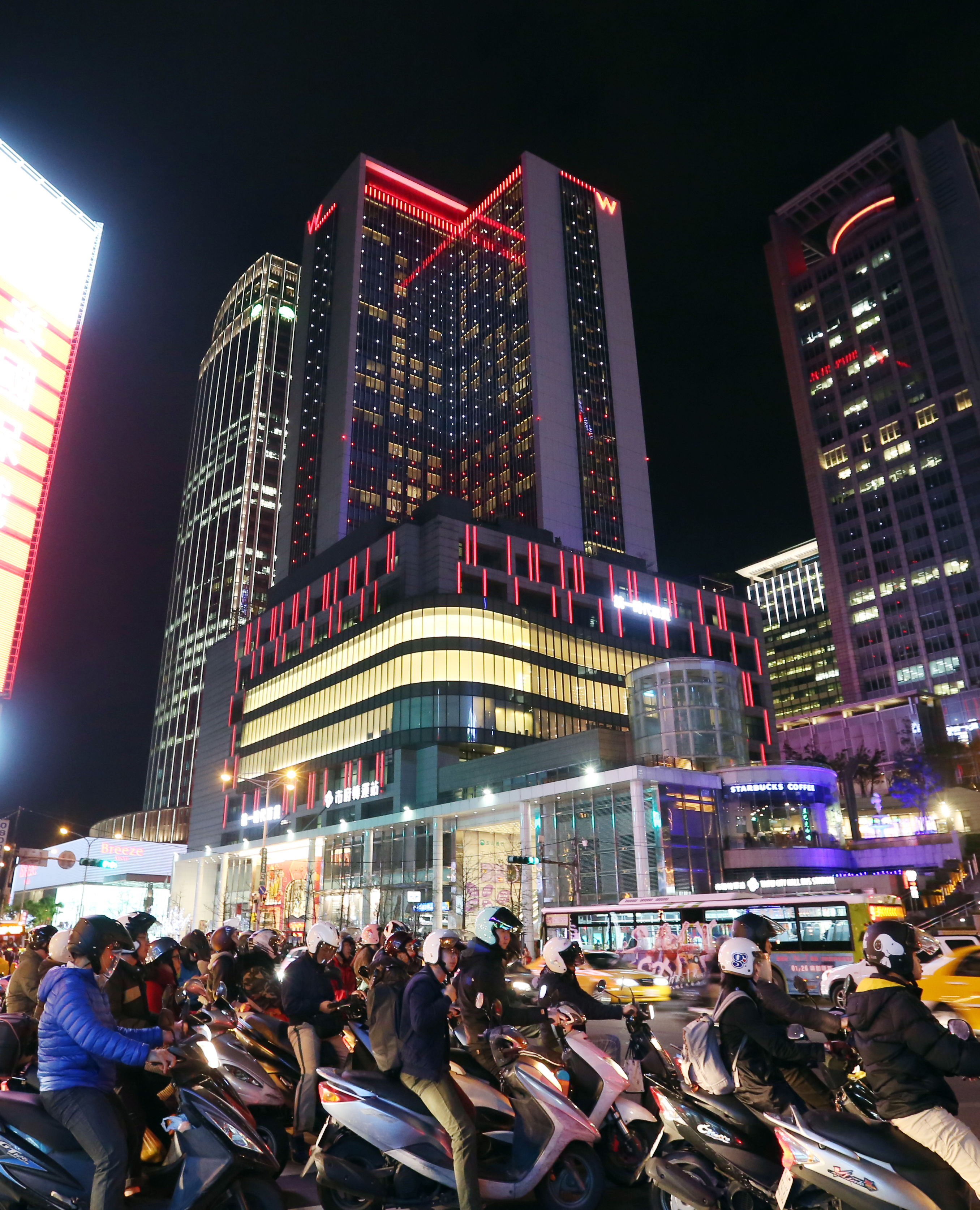 位於北市捷運市政府站的統一時代百貨，2樓有露天的休憩空間。