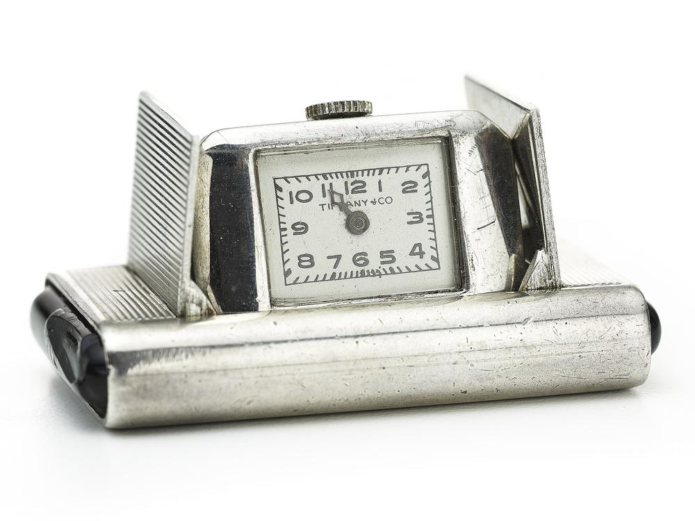 1940年代，Tiffany為忙碌的新時代女性推出獨具創造力的摺疊懷錶暨旅行座鐘，成為現今East West的靈感泉源。
