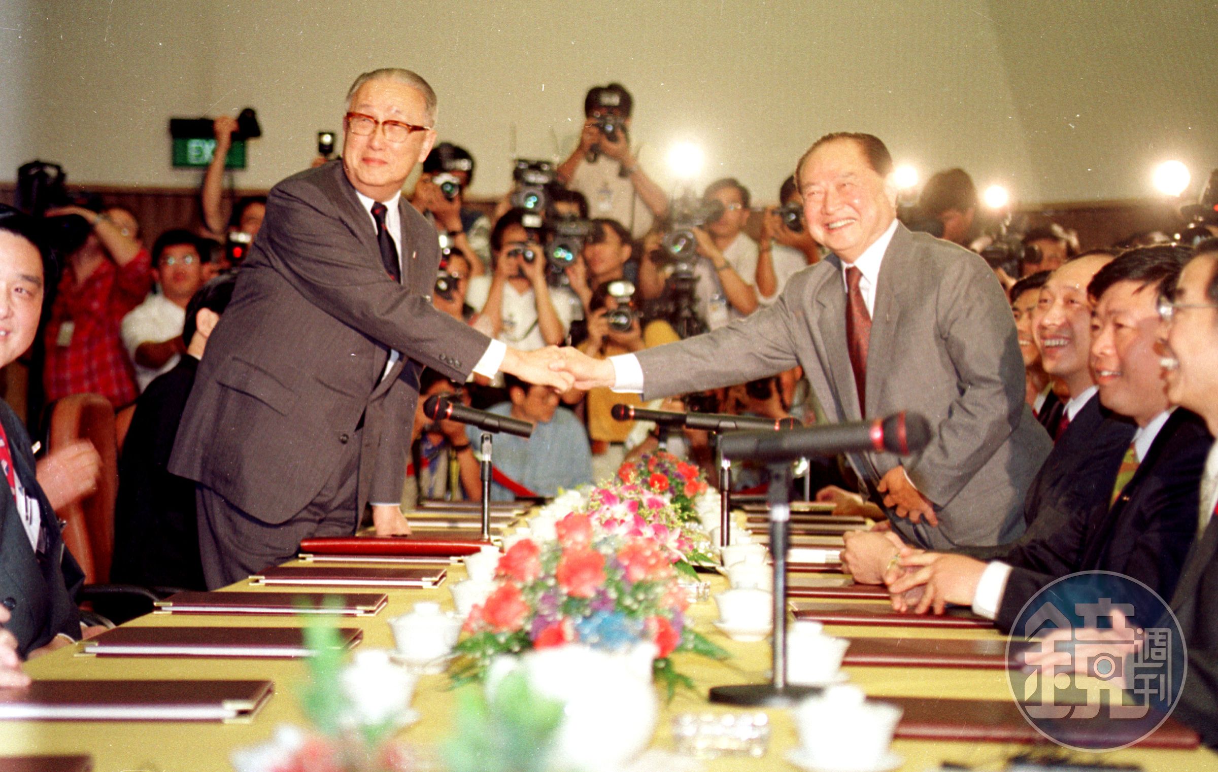 1993年4月，時任海基會董事長的辜振甫代表台灣與海協會會長汪道涵舉行第一次辜汪會談，促成兩岸破冰對話，辜成允因此自詡為「九二共識」傳人。（聯合知識庫）