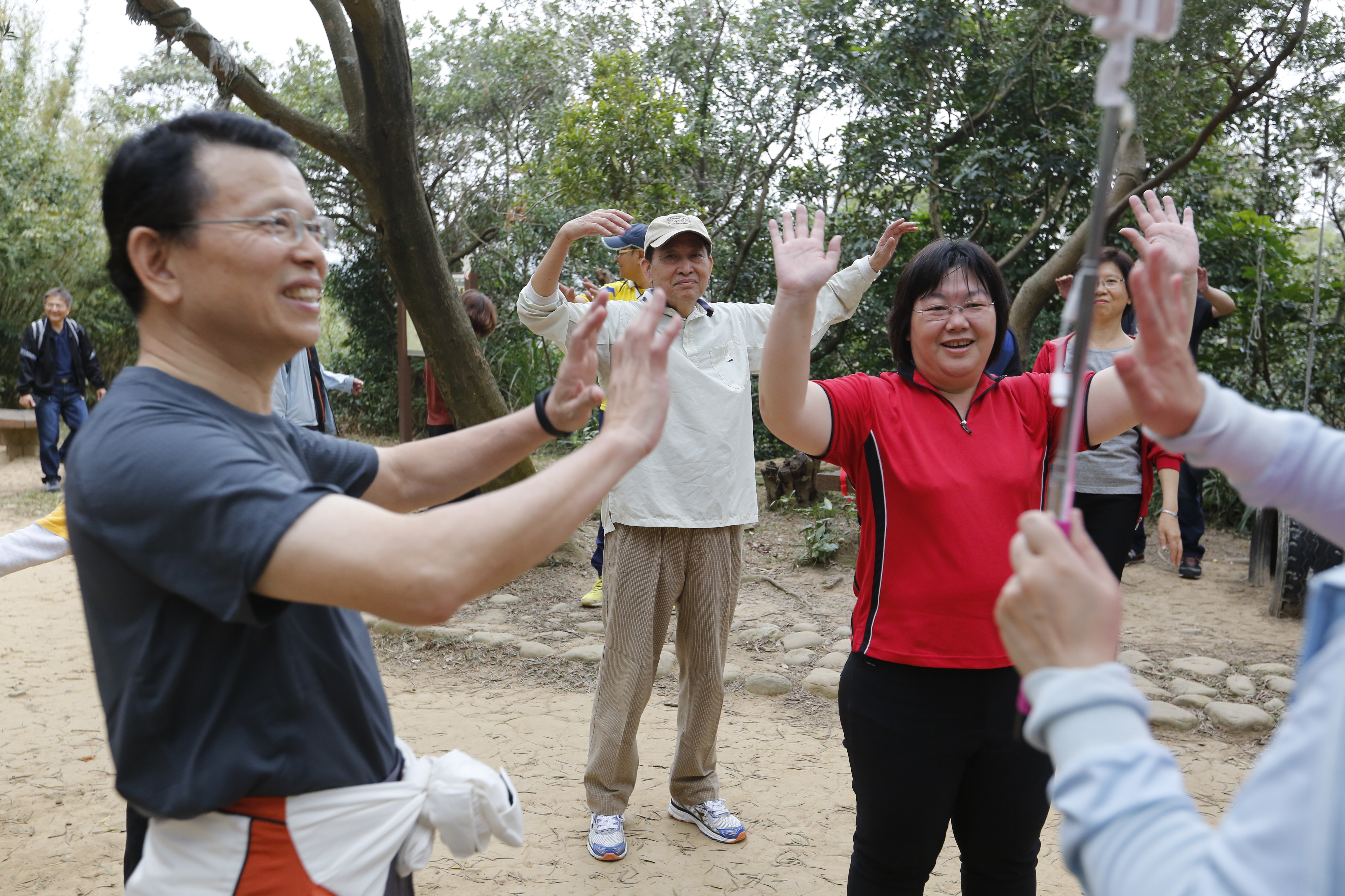 登山前，大夥先在七分山健康廣場做暖身操。