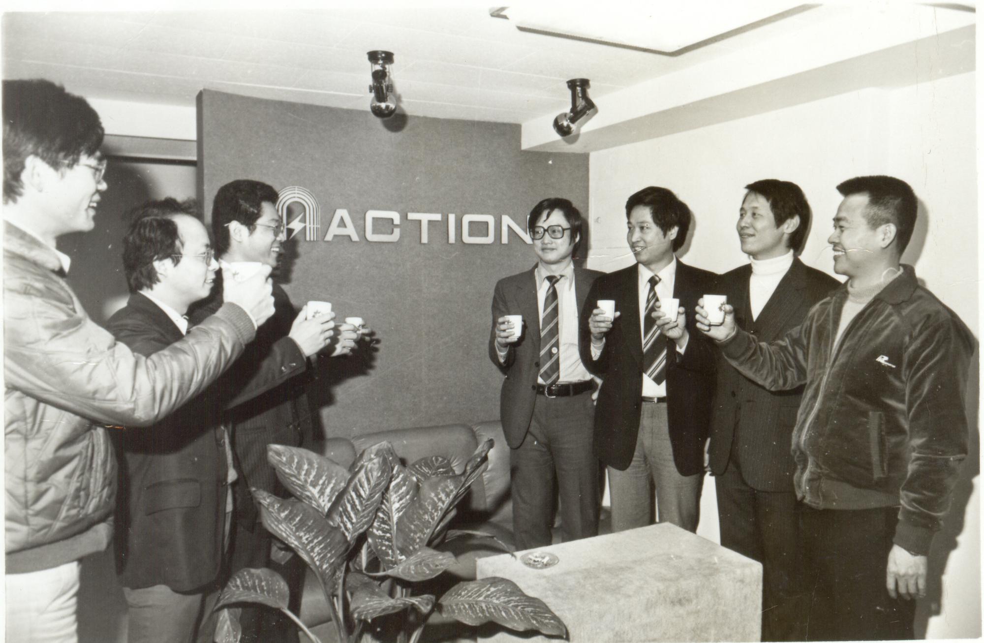 憶聲電子由彭君平(右3)與彭君田(右4)兄弟聯手創立,圖為1982年成立台北辦公室。(憶聲提供)