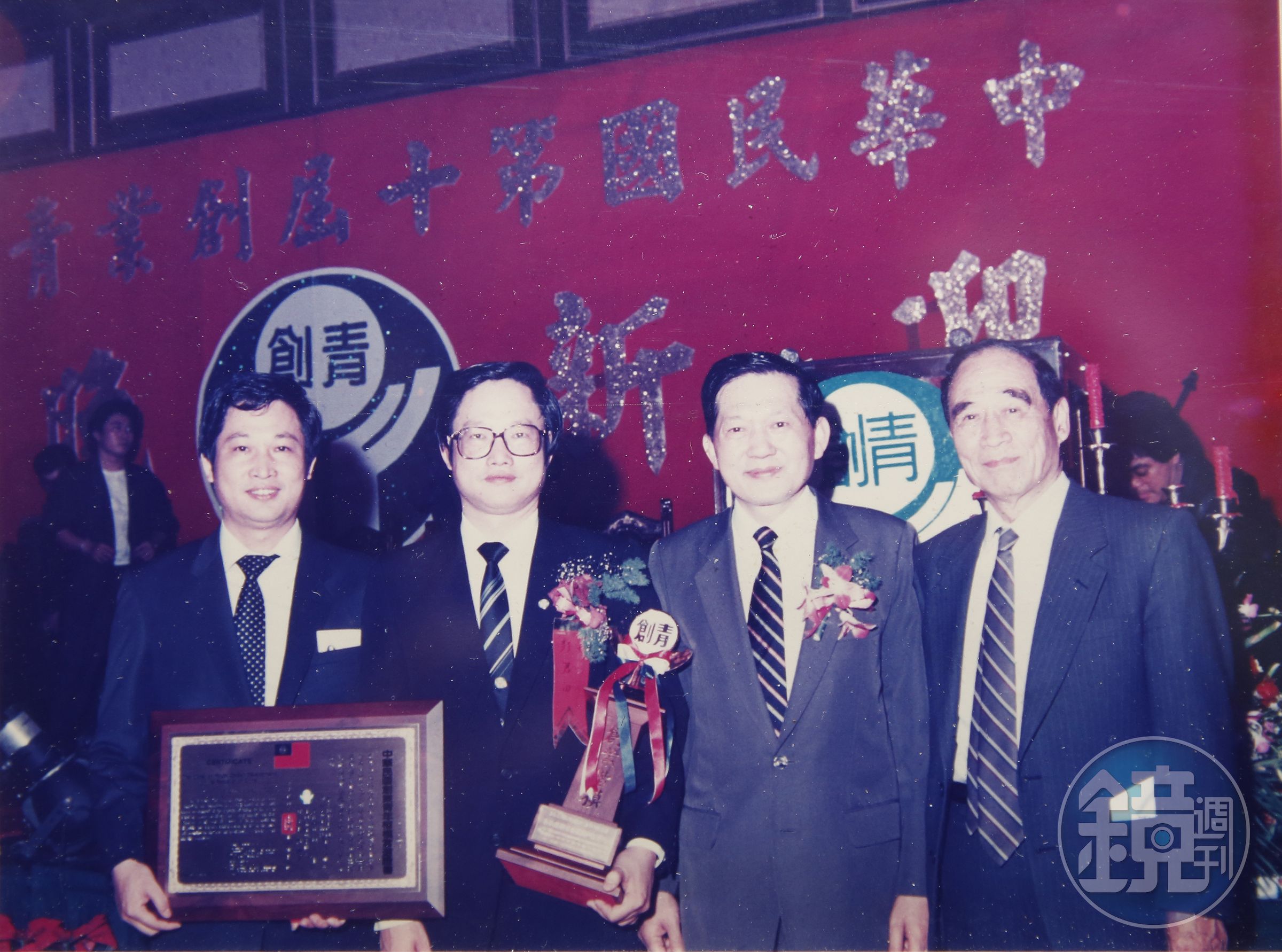彭君平（左）帶領憶聲創造30年穩賺不賠成績，弟弟彭君田（左2）曾獲頒青年創業楷模獎。(憶聲提供)