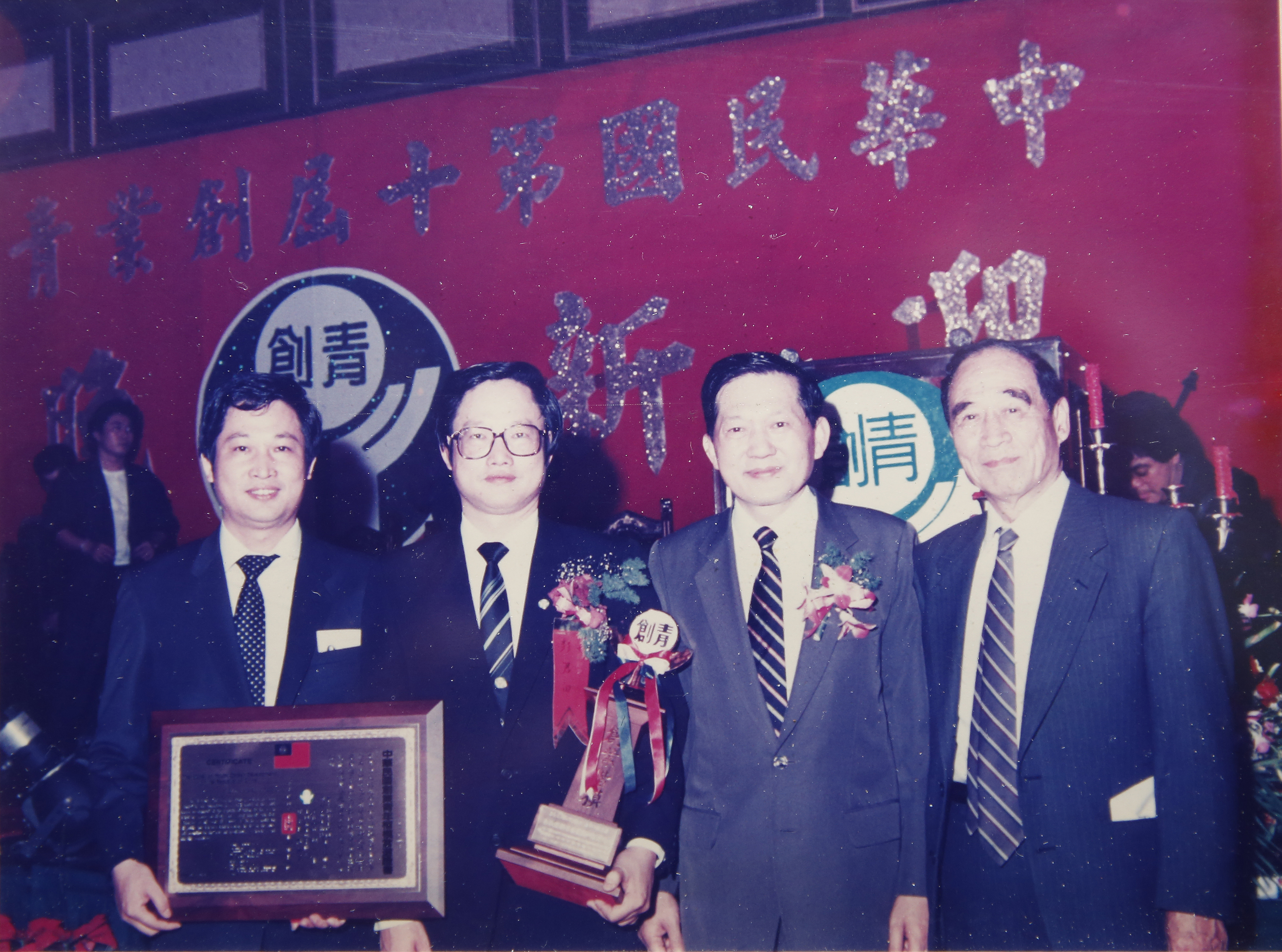 彭君平（左）帶領憶聲創造30年穩賺不賠成績，弟弟彭君田（左2）曾獲頒青年創業楷模獎。(憶聲提供)