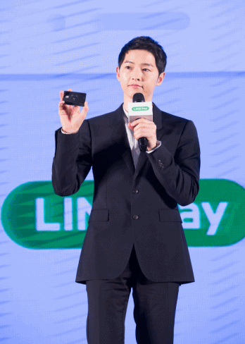 宋仲基將中國信託LINE PAY鼎極無限卡塞進口袋說:「我的!我的!」