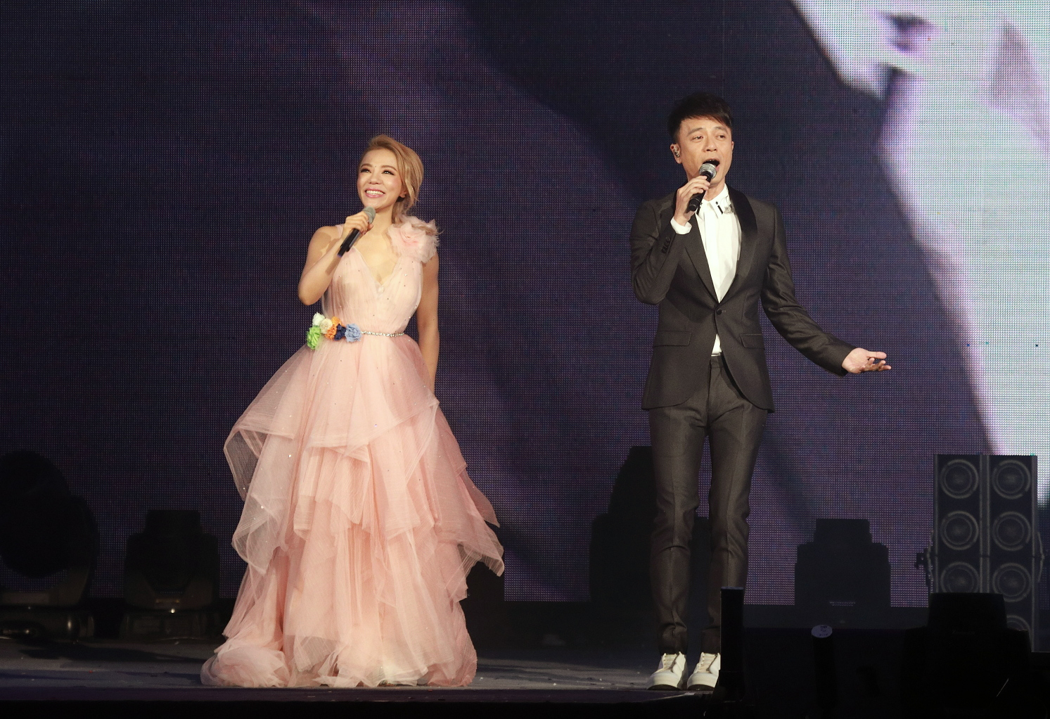 丁噹再戰香港紅館　被李克勤電暈