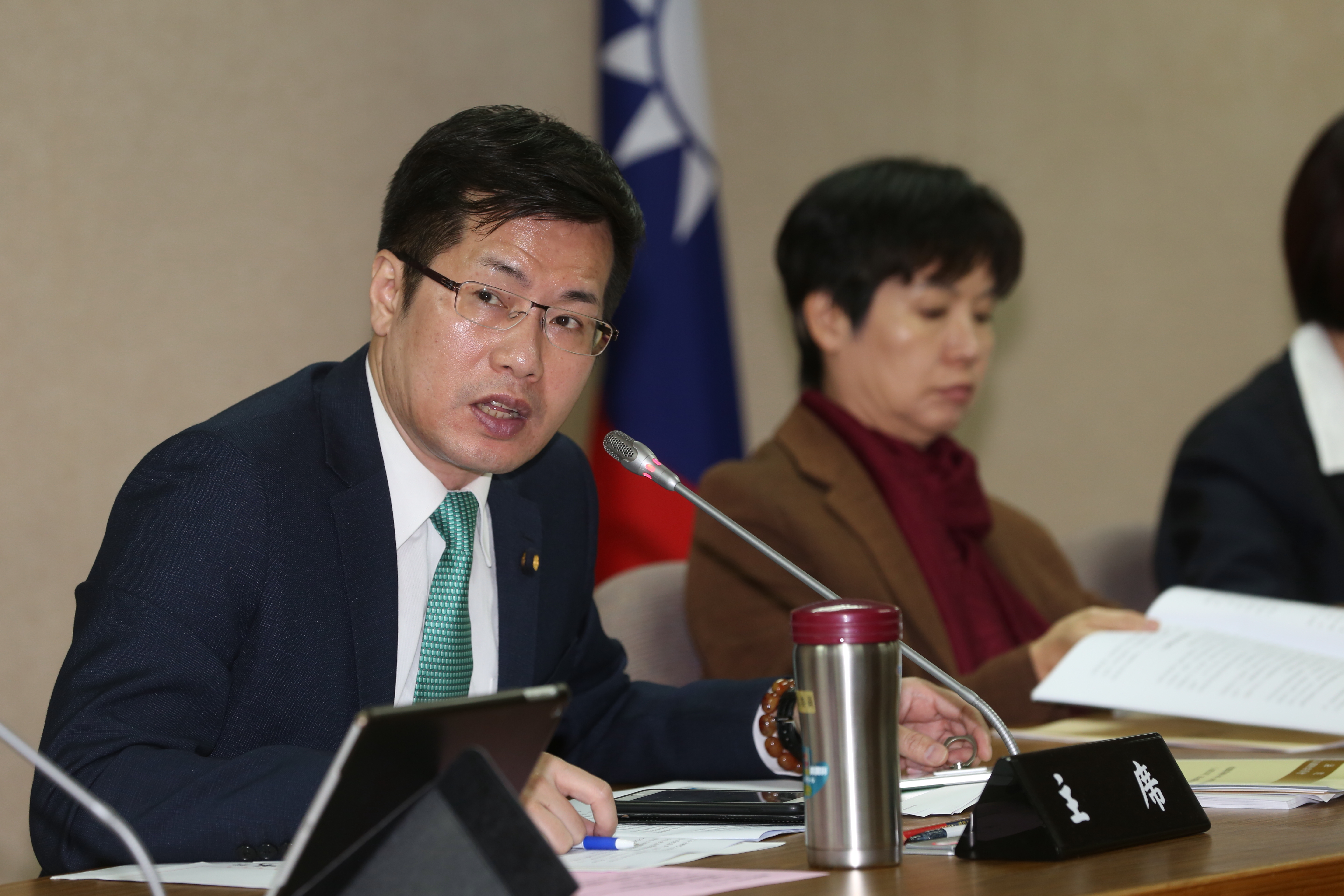 民進黨團群組截圖外流　羅致政自首後退群