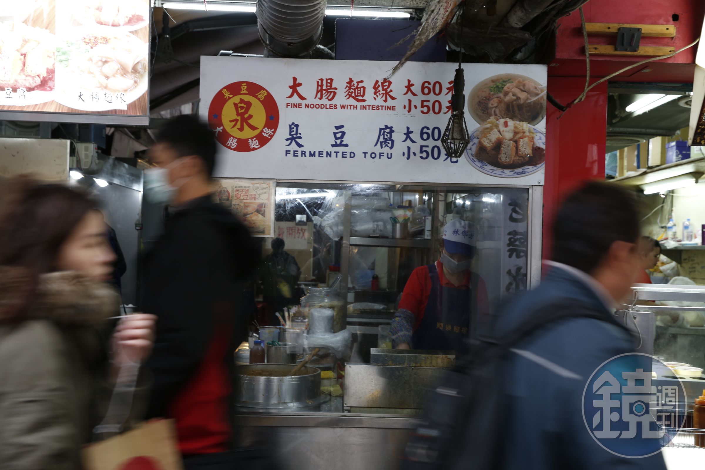 熱愛美食的辜成允，曾帶記者去台北市南陽街「阿泉麵線」吃麵線、臭豆腐。