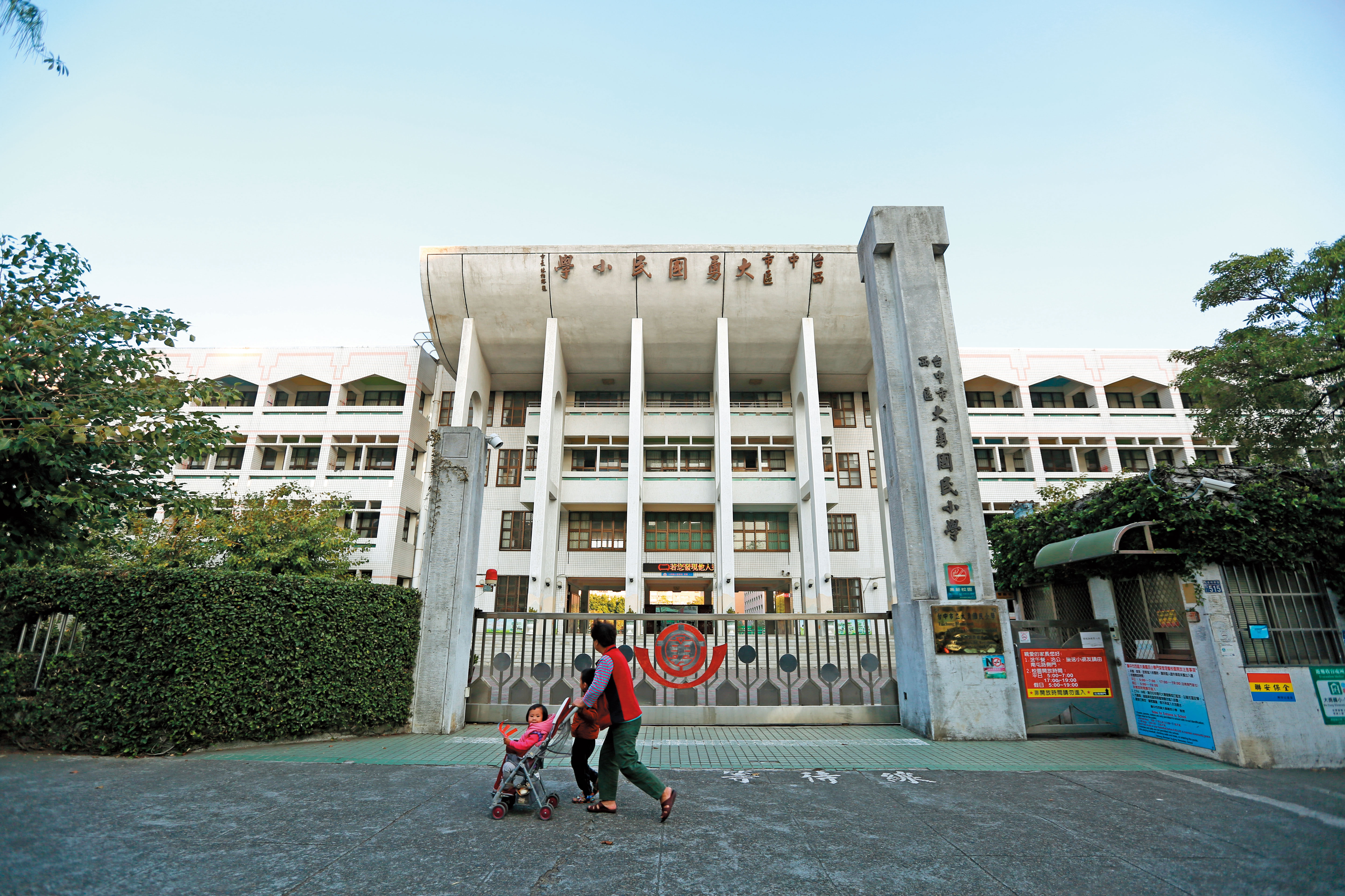 記者前往大勇國小採訪,校方表示目前一切都已算處於「平和」階段,冷處理的意味明顯。