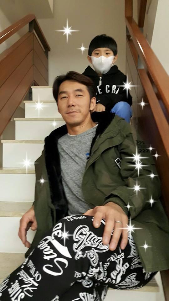 陶晶瑩與李李仁女兒荳荳(後),遺傳了父親熱愛運動的細胞。(翻攝自陶晶瑩臉書)