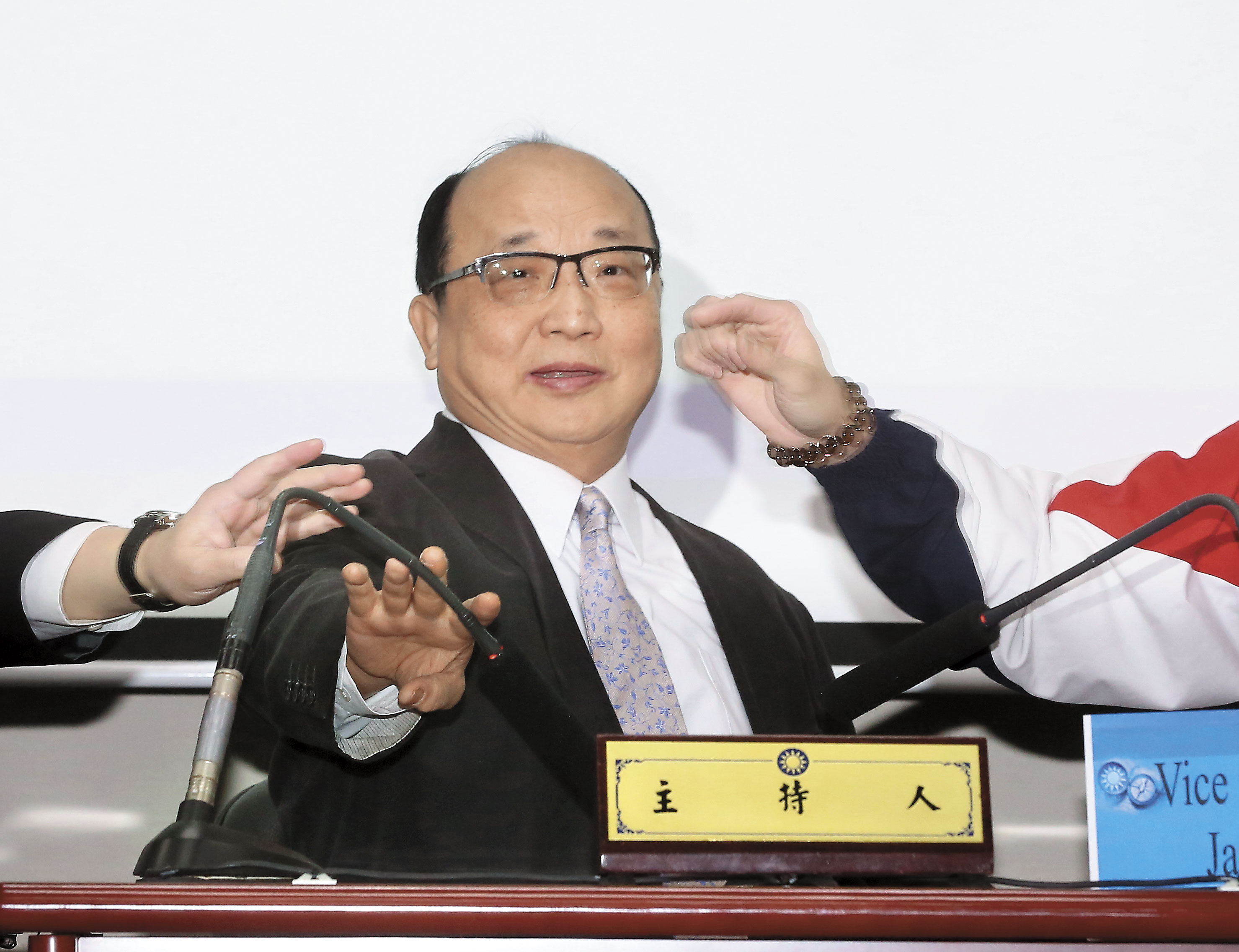 前台中市長胡志強推動大安港媽祖園區，耗資6億元興建基座，卻無神像，引起議論。