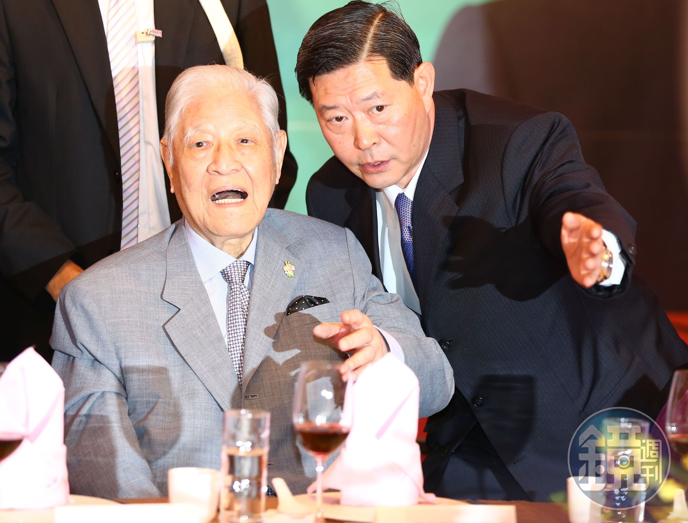 王燕軍（右）2年多前銜李登輝之命，開始研究如何在台灣進行肉牛飼育。