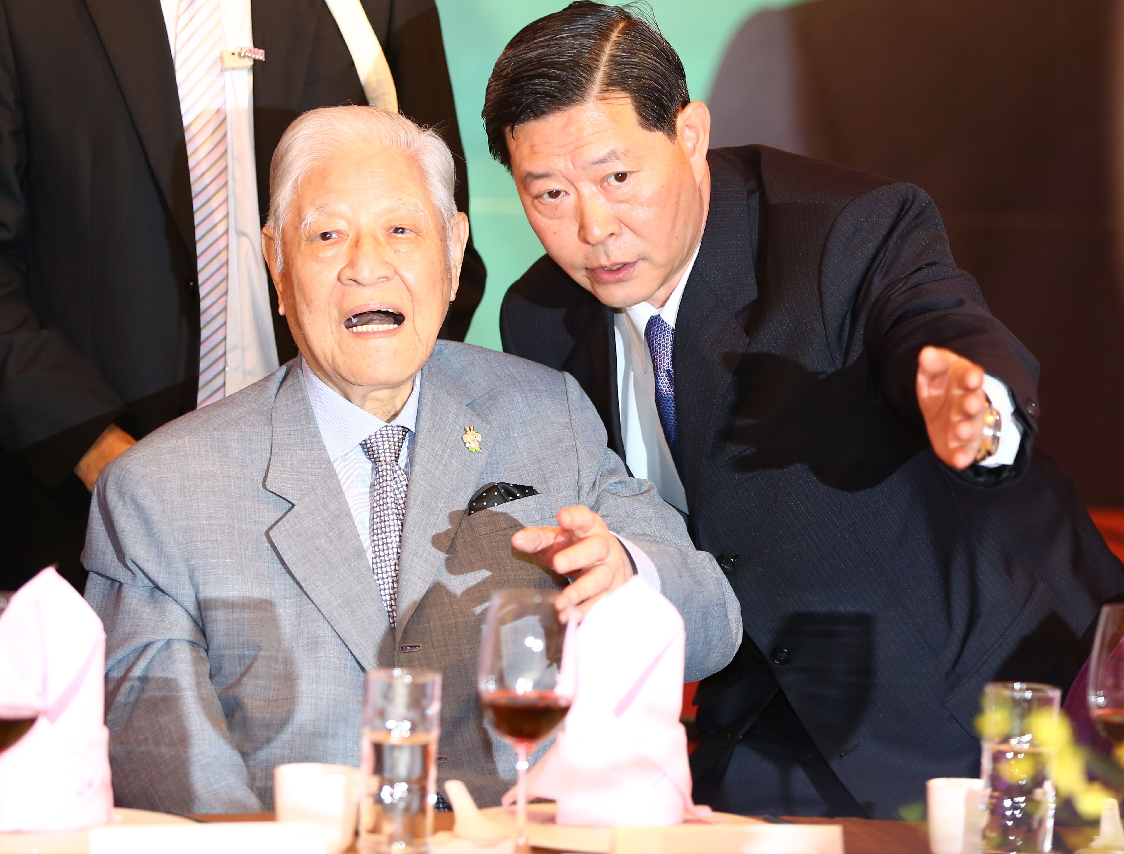 王燕軍（右）2年多前銜李登輝之命，開始研究如何在台灣進行肉牛飼育。