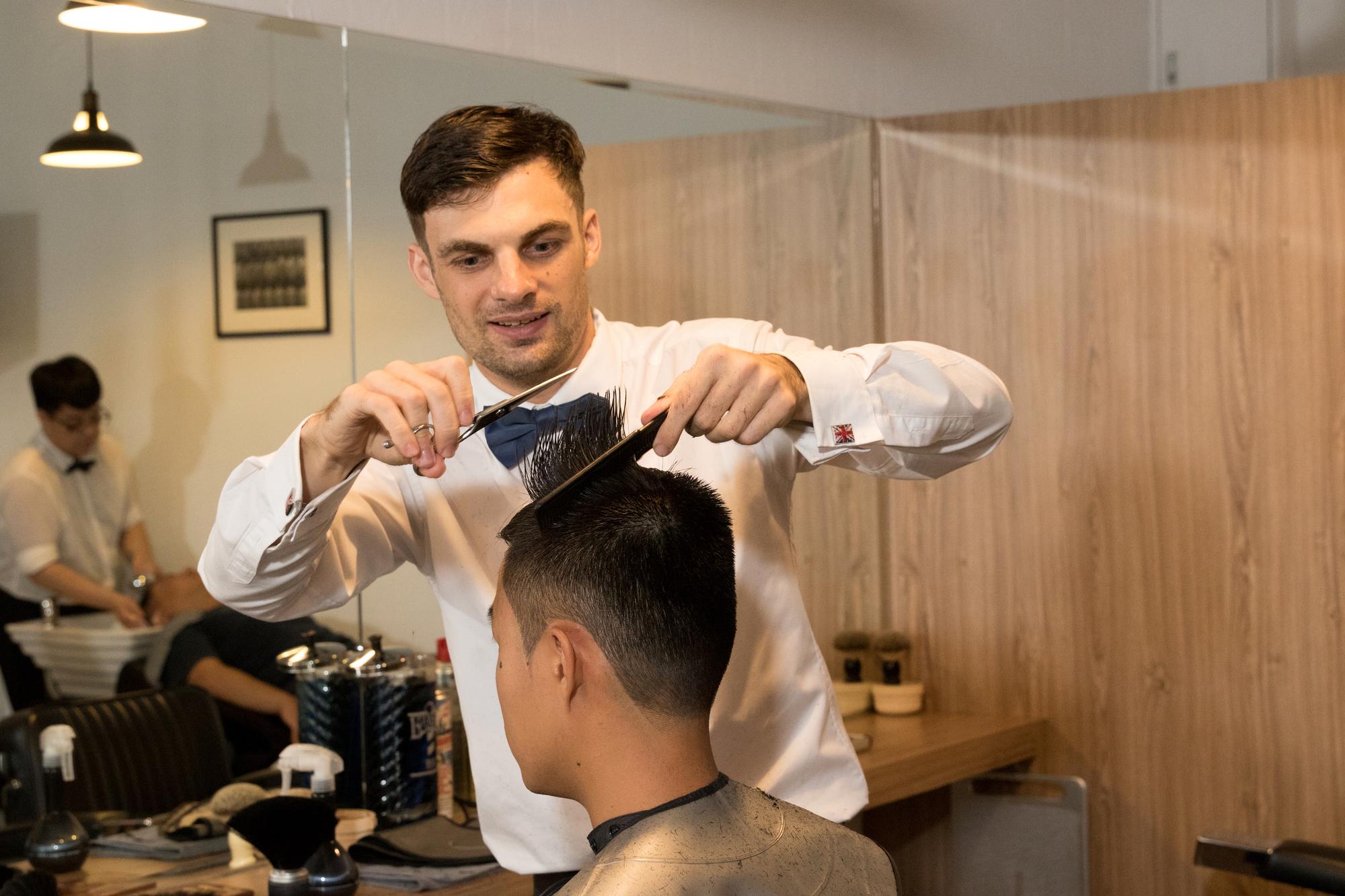 立足後山插旗天龍國英國理髮師的異鄉油頭夢- 鏡週刊Mirror Media