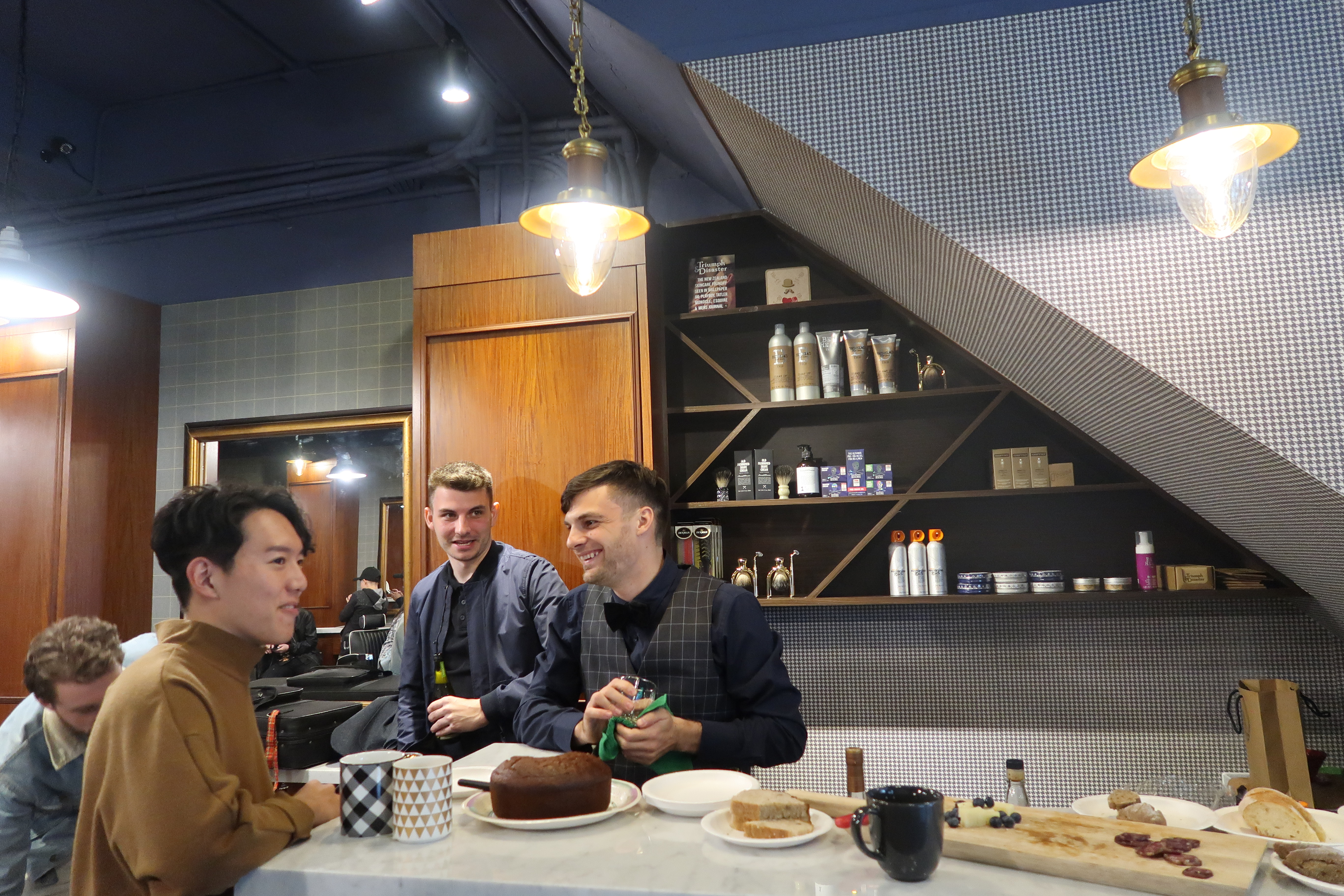 「Craftsmanship Barber Shop」注入英式傳統文化，吸引不少老外捧場。