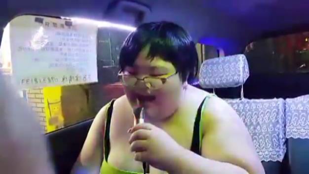 2015年,汪綺素顏搭上司機涂清涼的計程車,一夜爆紅。(翻攝自臉書)