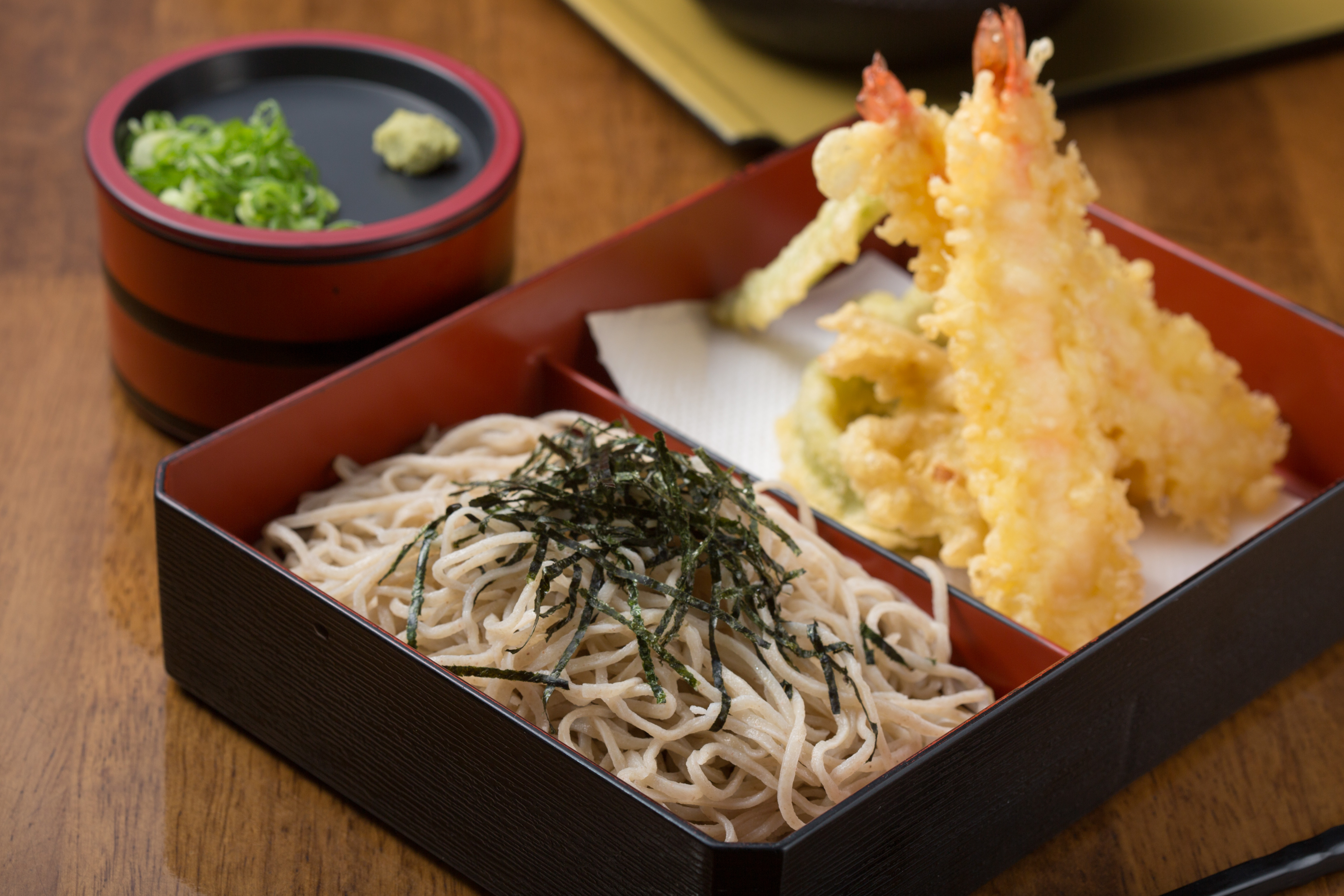 日本人認為熟蝦彎腰形如老人，有長壽寓意，跨年蕎麥麵搭配蝦天婦羅最為吉祥。（天婦羅冷蕎麥麵，290元／份）