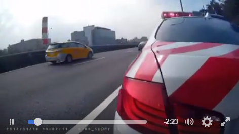 警車上前盤查計程車司機，詢問為何開這麼慢。