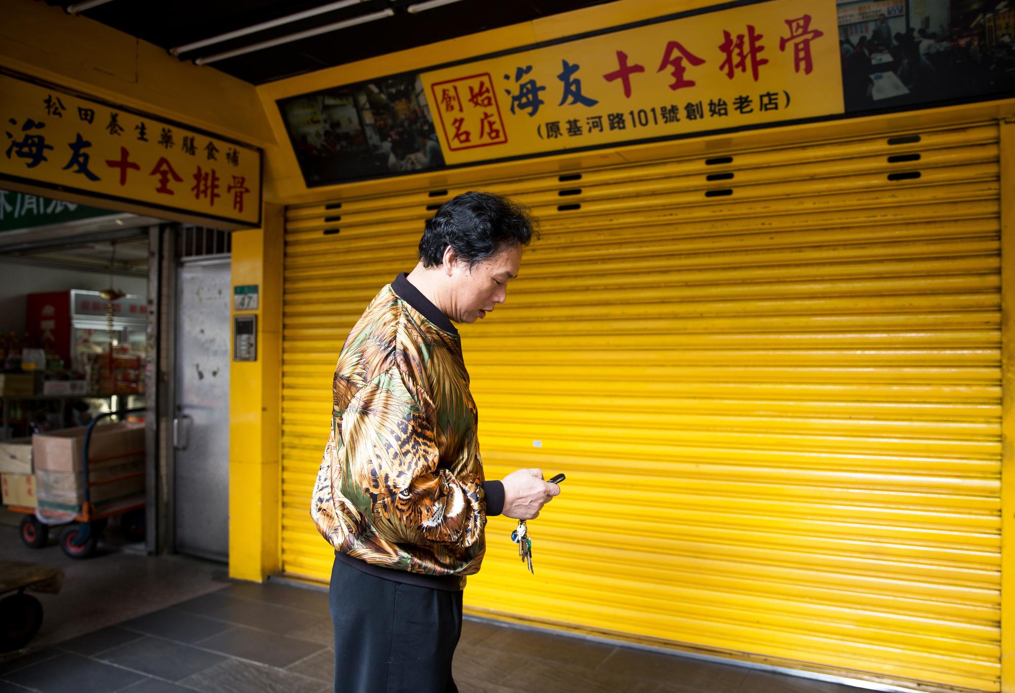穿著金色老虎外套的蔡松田下午1點半開店備料。