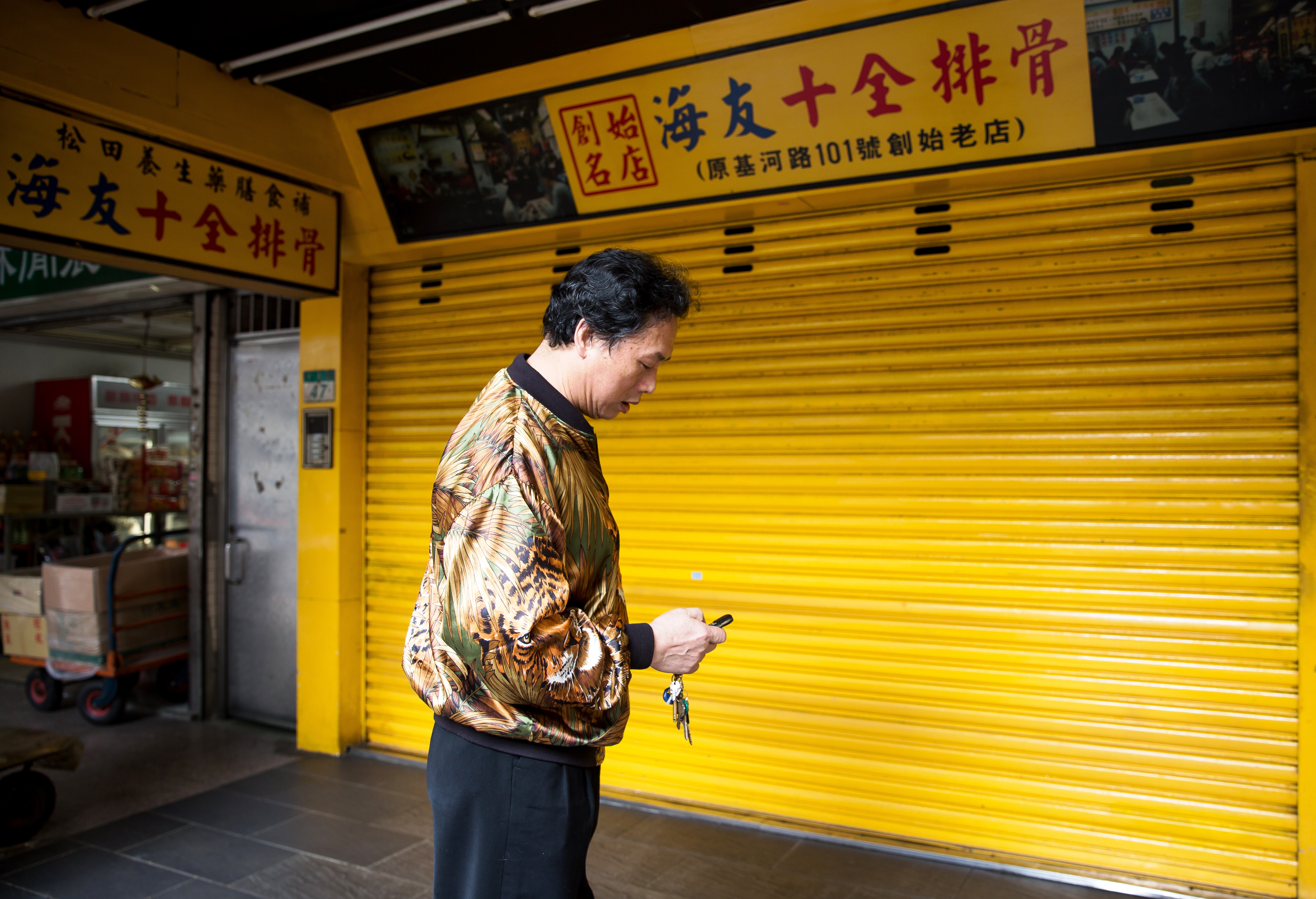 穿著金色老虎外套的蔡松田下午1點半開店備料。