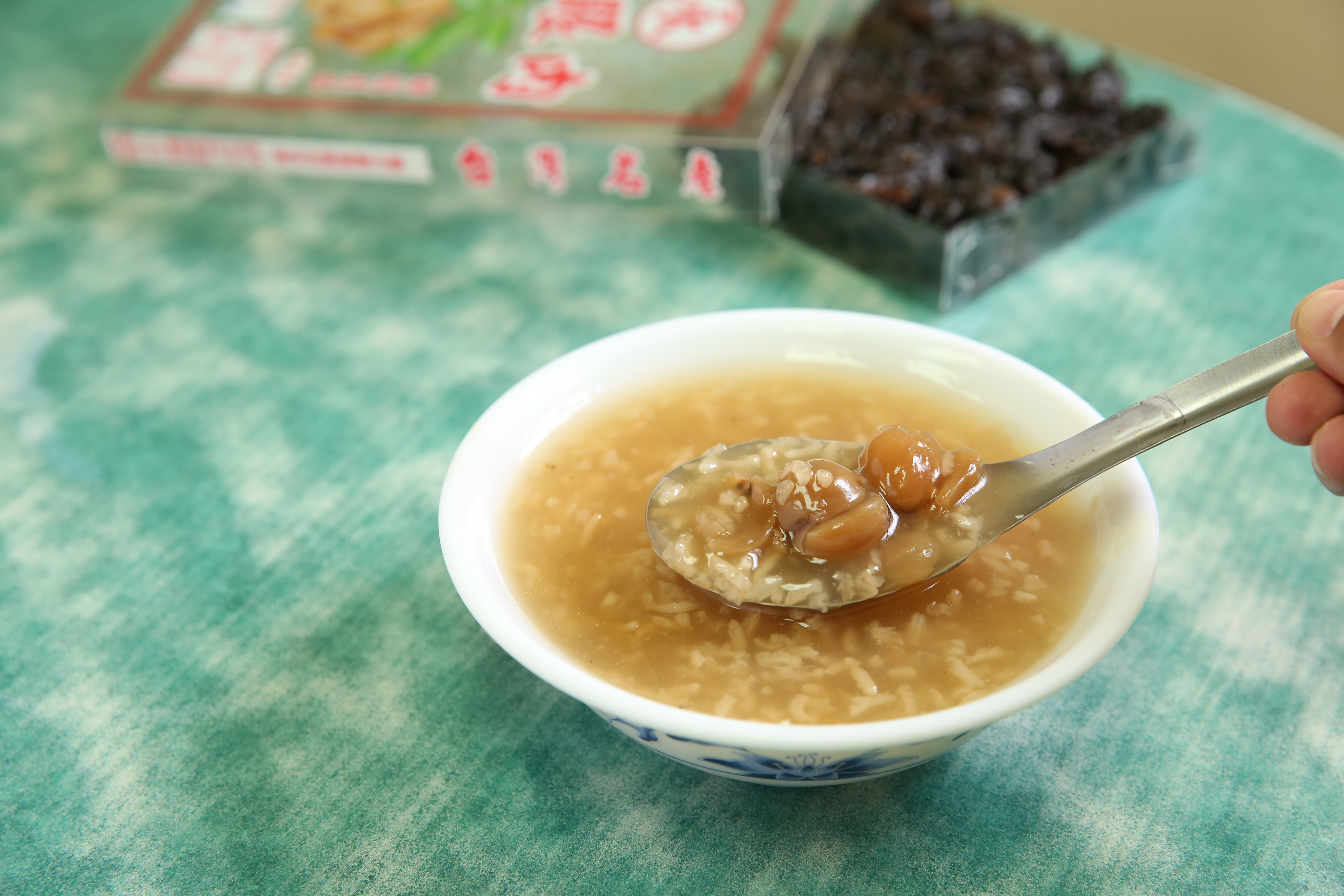 「米糕粥」以渾圓飽滿的桂圓增添香氣，喝來不甜膩，還會回甘。（35元／碗）