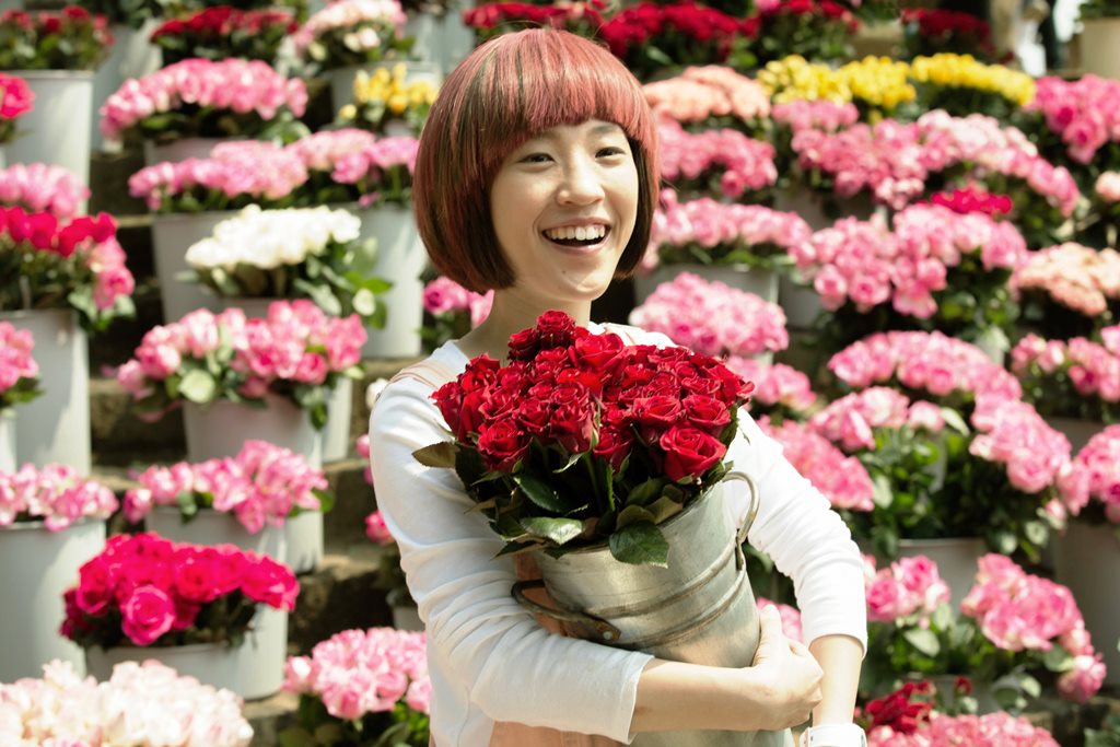 小球在片中飾演開朗的花店女孩小心。