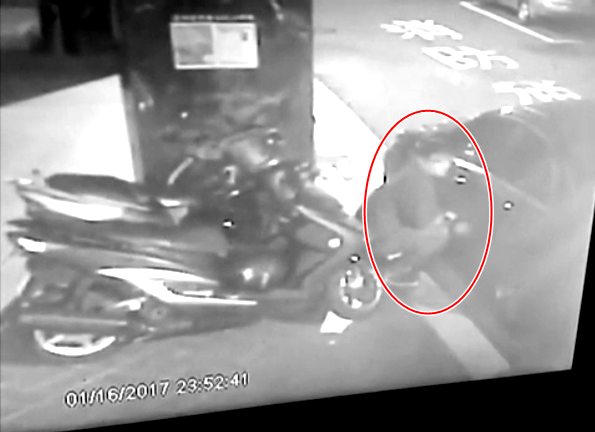 林嫌打開車窗後,整個人鑽進去,技巧十分老練。