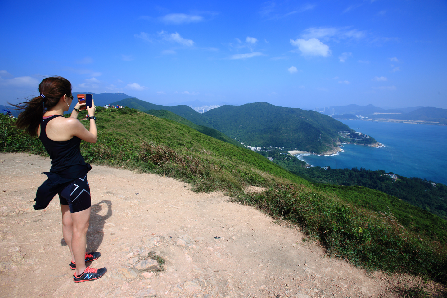 站在打爛埕頂山的眺望台上，可以飽覽大浪灣、東龍洲與將軍澳的迷人景色。