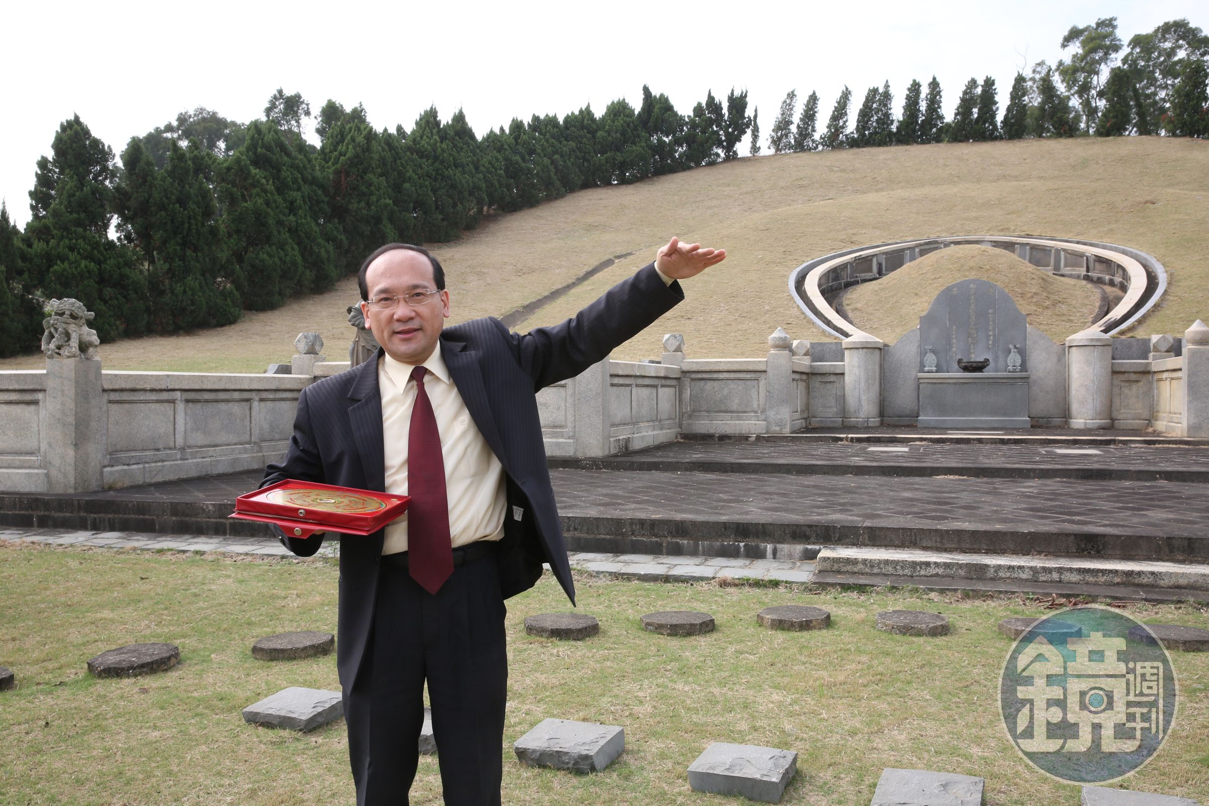 辜顯榮母親的墓園原本是會冒泡的螃蟹穴，如今卻變為停車場，命理師認為氣孔遭到封住，破壞了極佳的風水。