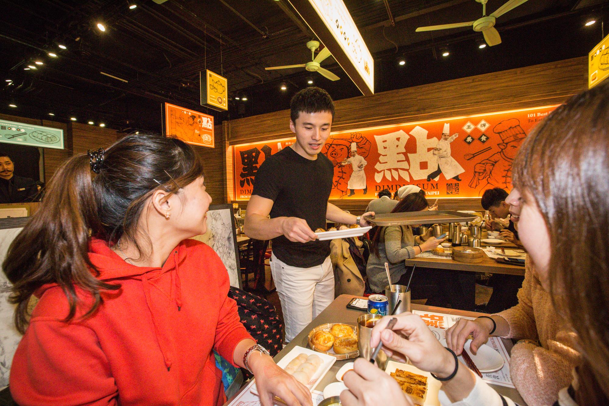 點點心台灣微風信義店剛開幕時,阿緯也親自上陣端盤子,沒有明星架子。