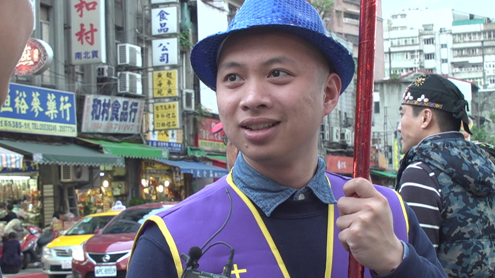 舉牌哥周先生以為〈恭喜恭喜〉這首歌是在描述過年氣氛。