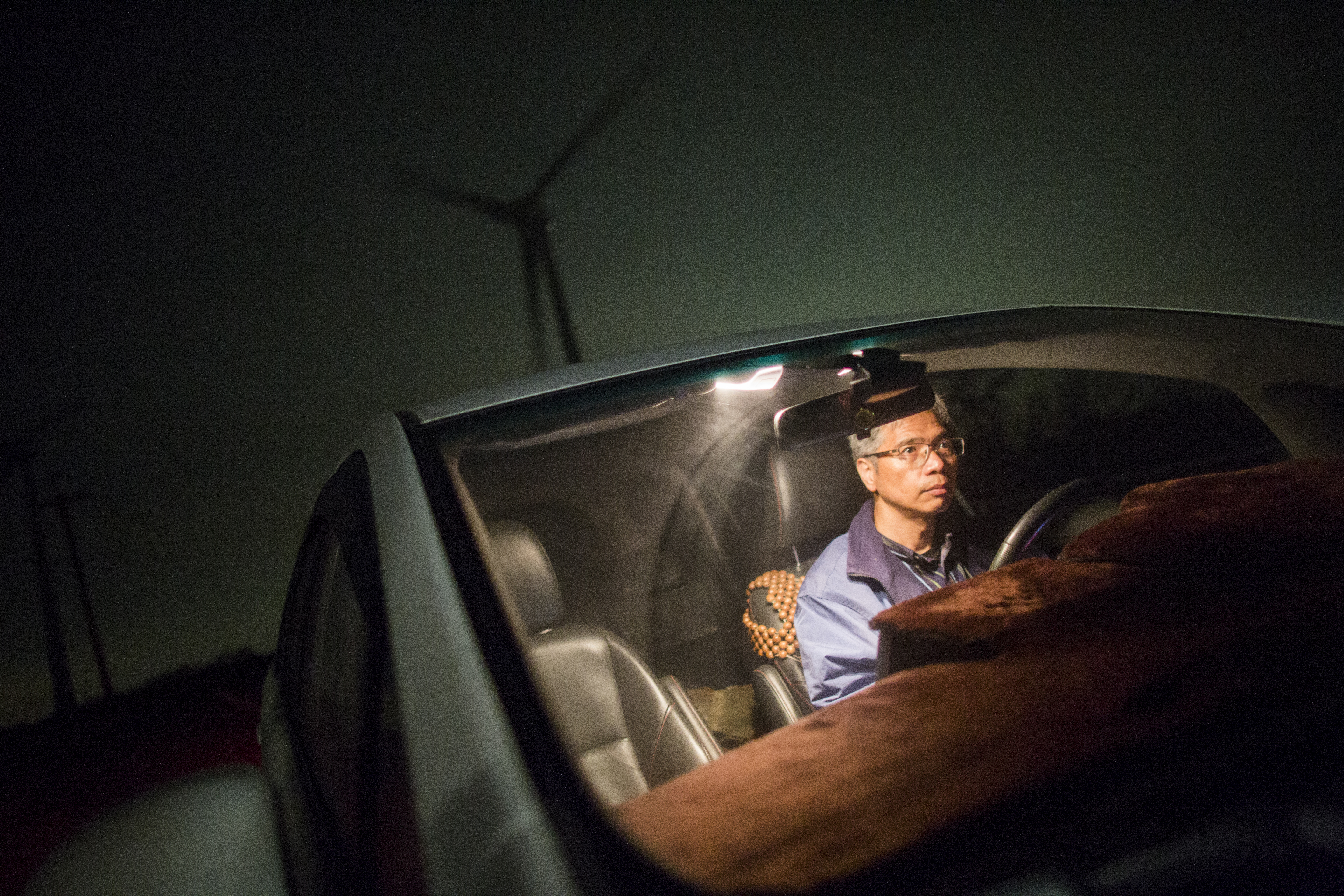 侯俊明工作室在苗栗苑裡，妻小住台北，夜行客車，兩地往返移動，變成生活常態。