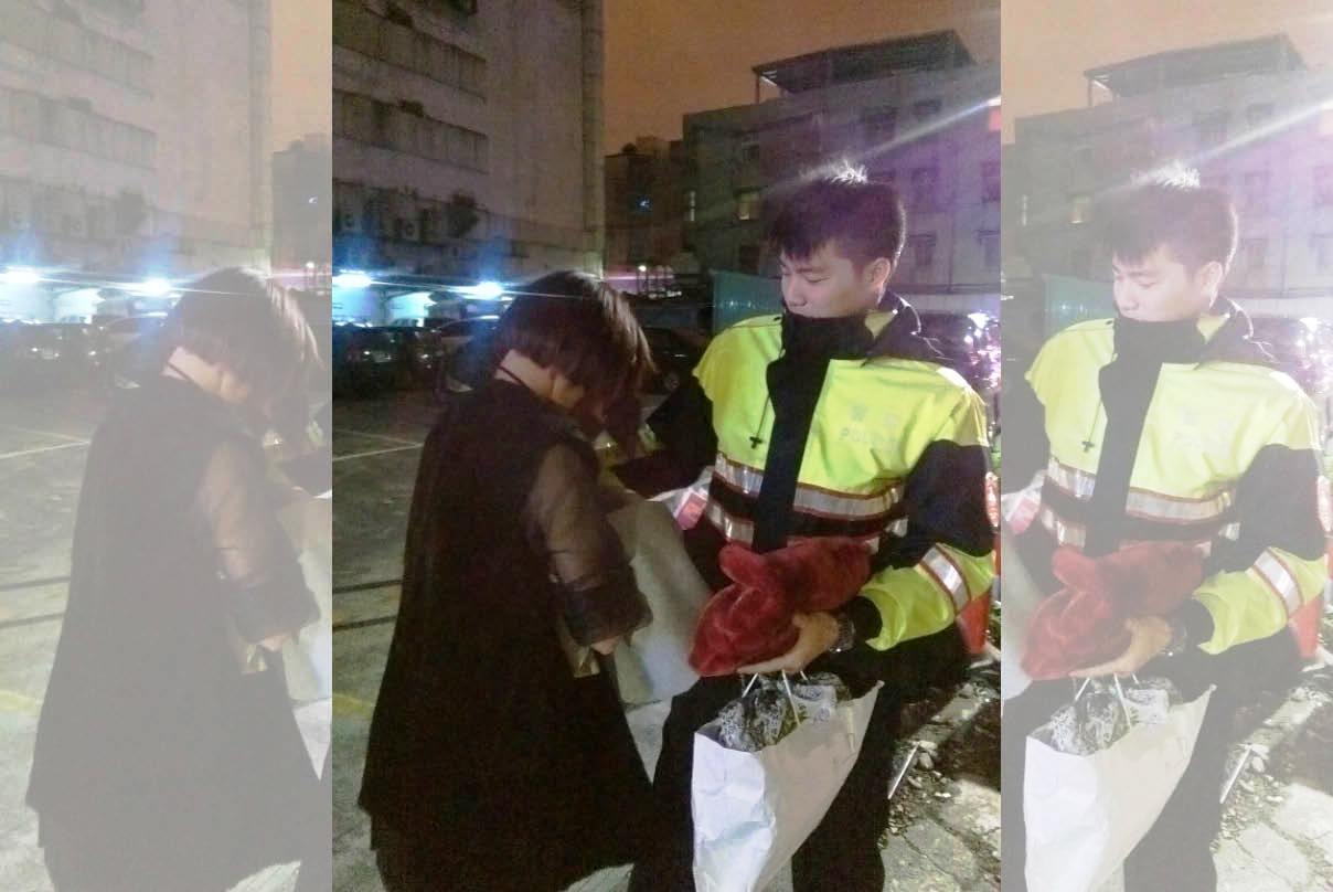 醉女哭喊：「沒人愛我」　帥警這招讓她笑