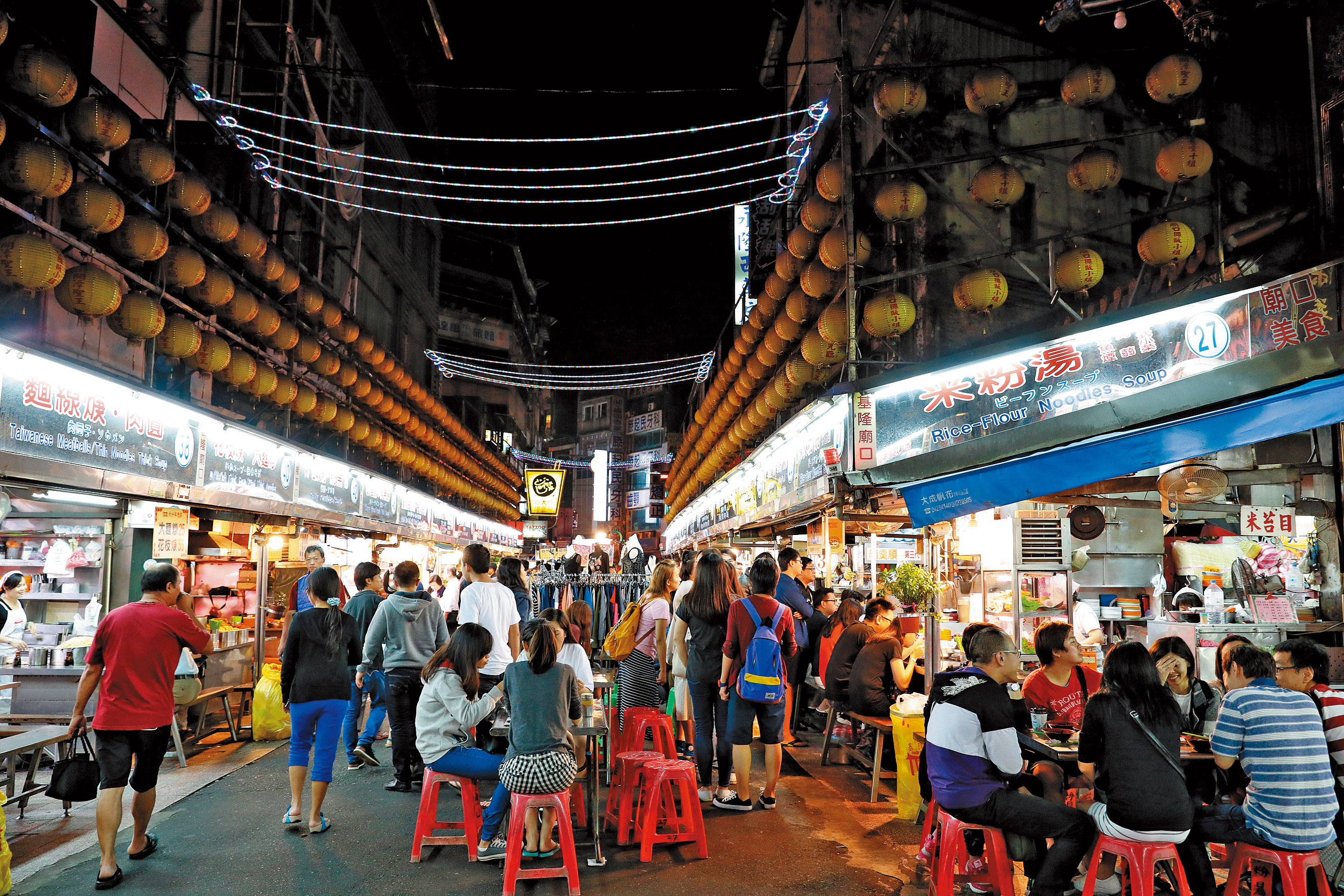 陸客銳減後,基隆夜市不再人擠人,觀光局推國旅卡新制,希望鼓勵公務員到國內各地旅遊。