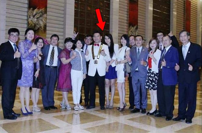 獅子會交接典禮後，童仲彥與邱惠美合照太過親密，激怒童妻。（翻攝自網路）