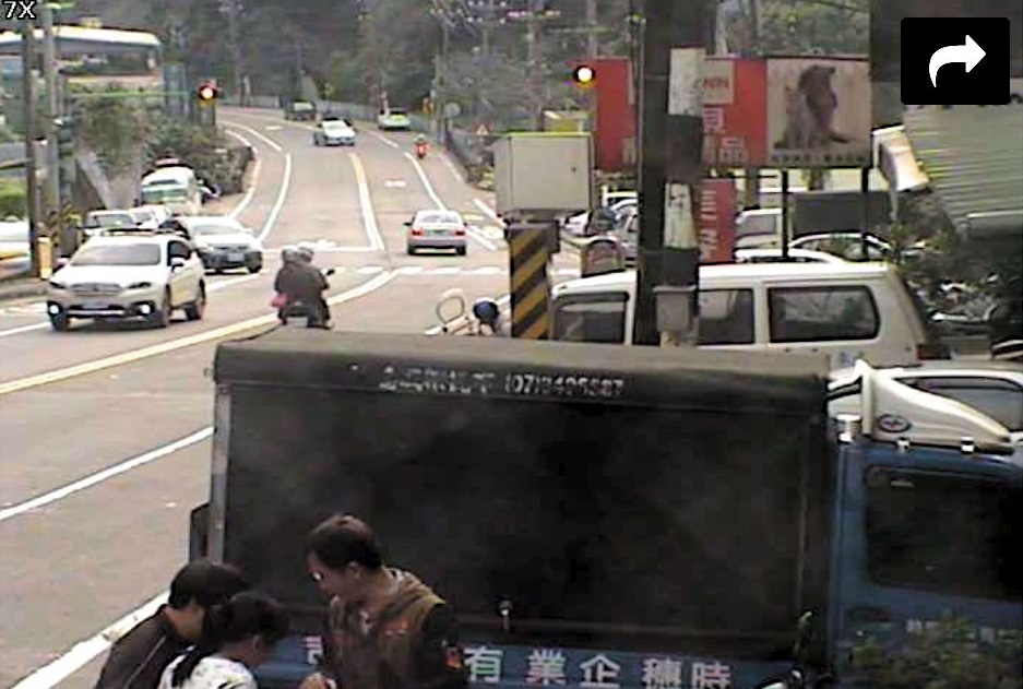 本刊直擊基隆市麥金路一支路口網路攝影機設置地點,當地住戶與記者利用手機就能同步觀看鏡頭拍攝畫面。