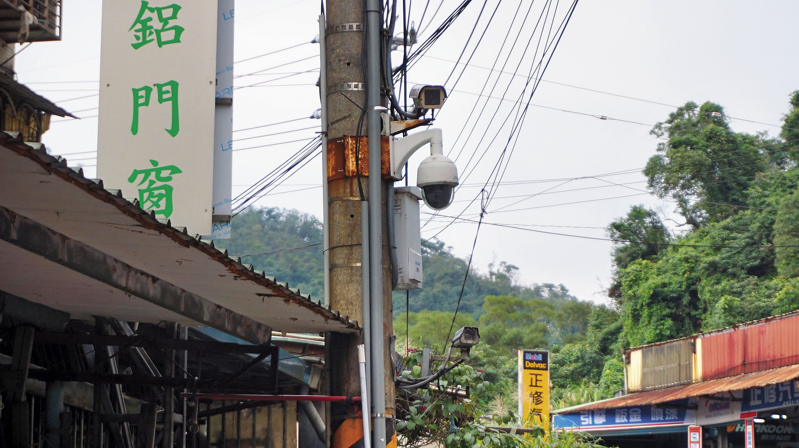 基隆市麥金路這支網路攝影機,架設在電線桿上,附近住戶表示,如此不設防也太離譜。