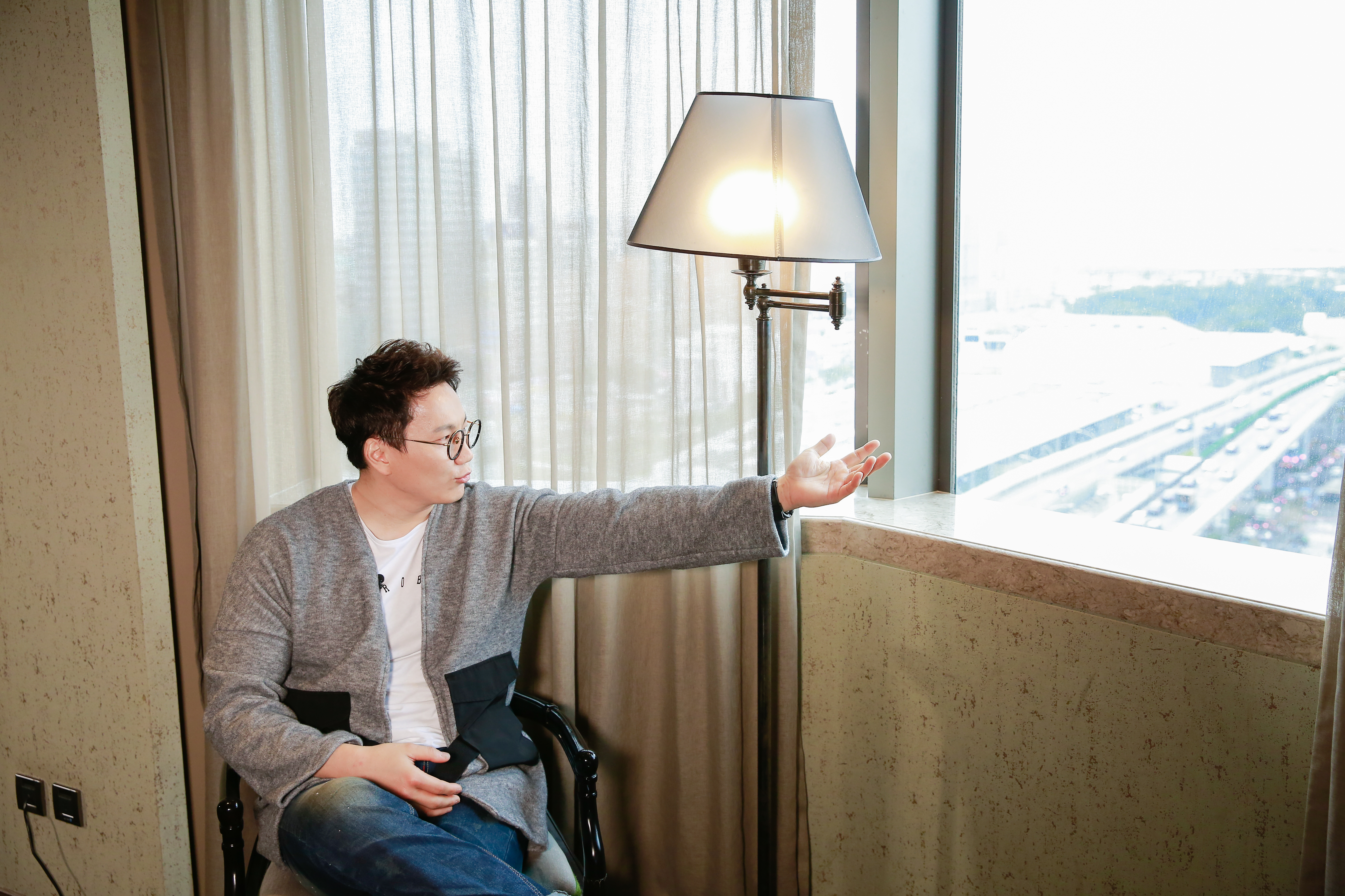 鄭淳元表示這次來台看最多的是窗外風景，因為各家媒體專訪都在這窗台旁拍照。