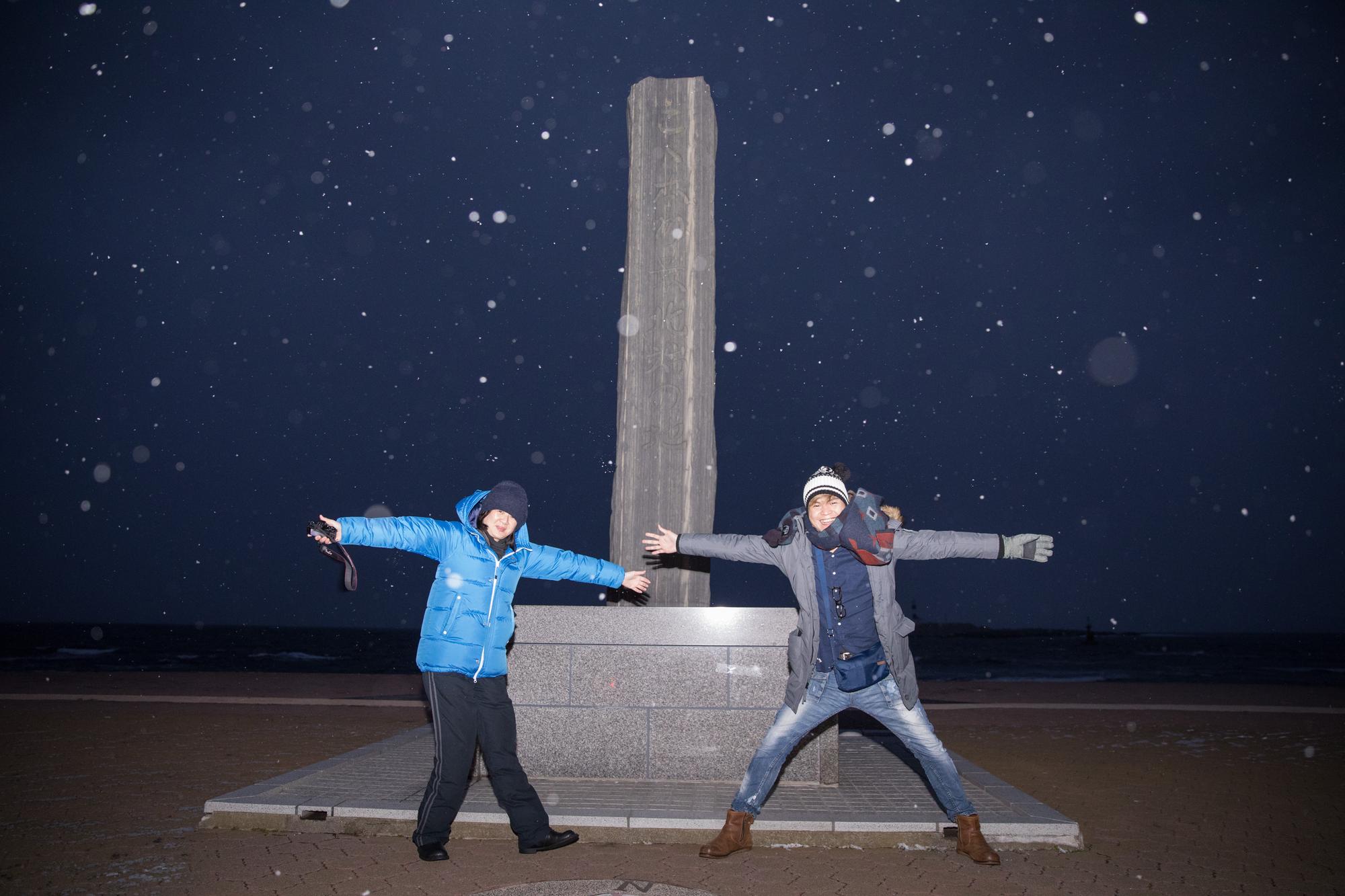 大雪紛飛的夜色中，來到本州最北端的地標。