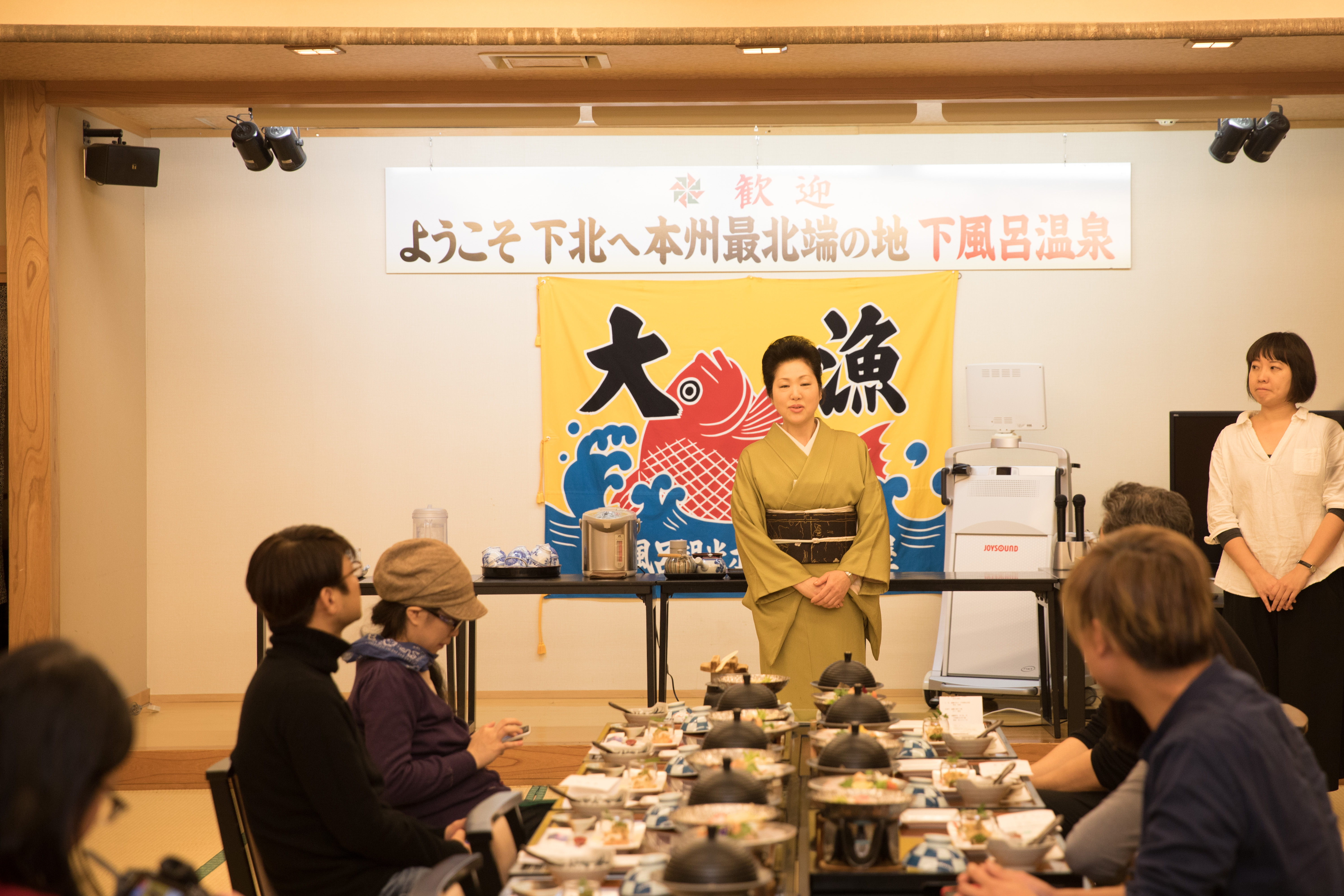 三浦屋女將三浦千代子正在歡迎台灣來的旅客。