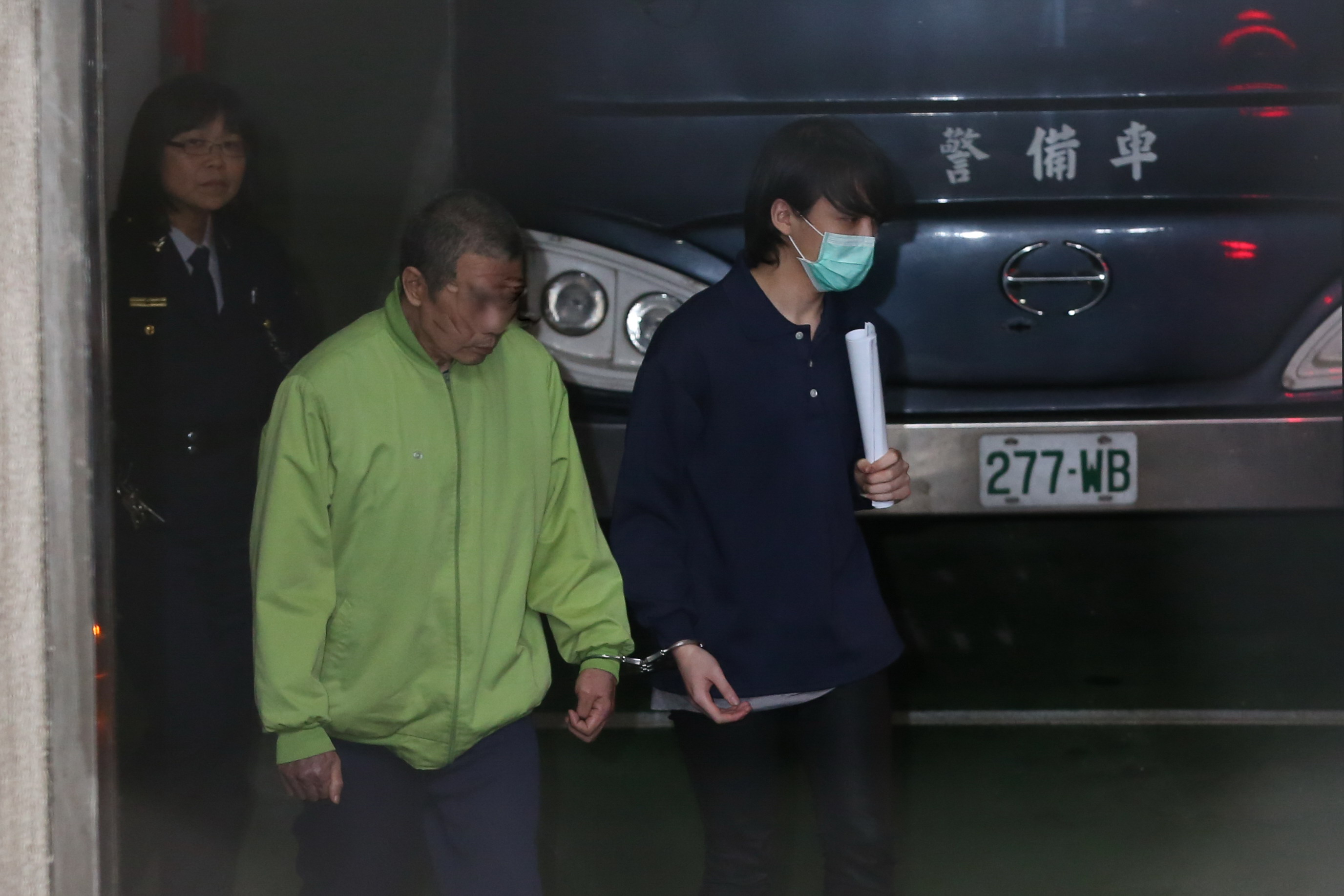 曾替前總統陳水扁算塔羅牌的詐騙犯黃琪,今與安德魯等人同一囚車,他與另案一名台籍被告銬在一起。