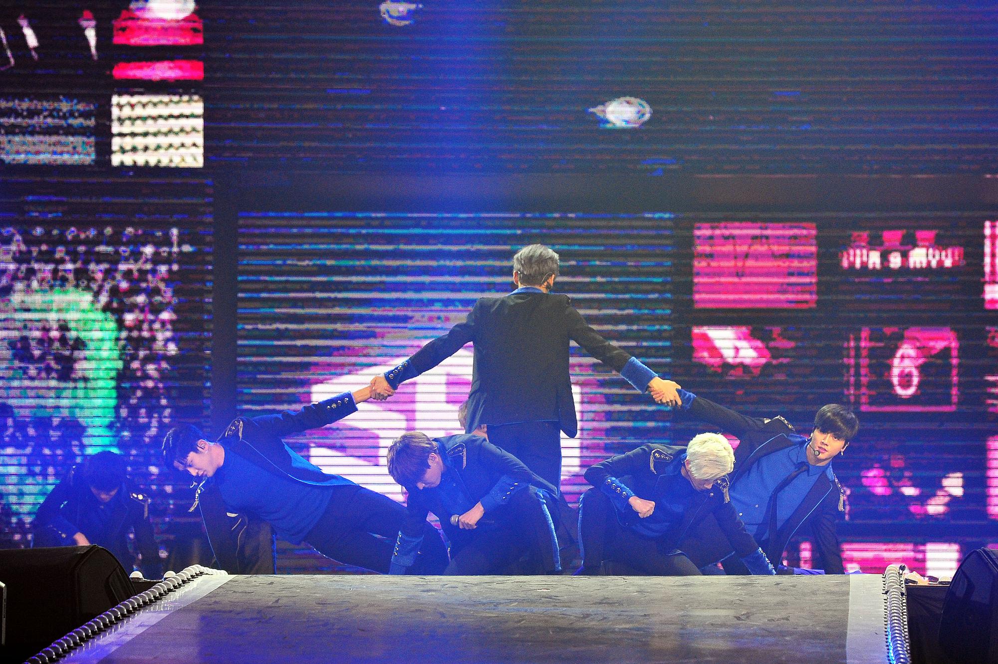 SF9在《2017超級紅白藝能大賞》帶來3首歌曲，吸睛「人體風火輪」舞蹈讓主持人張小燕與哈林也稱讚不已。（台視提供）