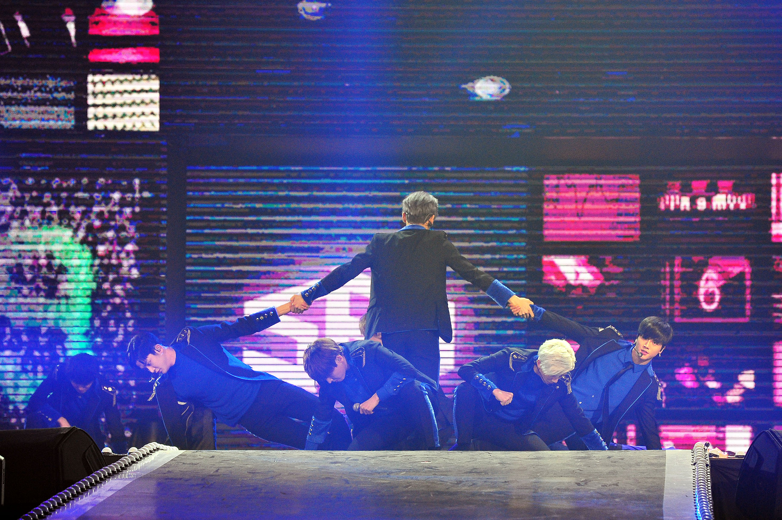 SF9在《2017超級紅白藝能大賞》帶來3首歌曲,吸睛「人體風火輪」舞蹈讓主持人張小燕與哈林也稱讚不已。(台視提供)