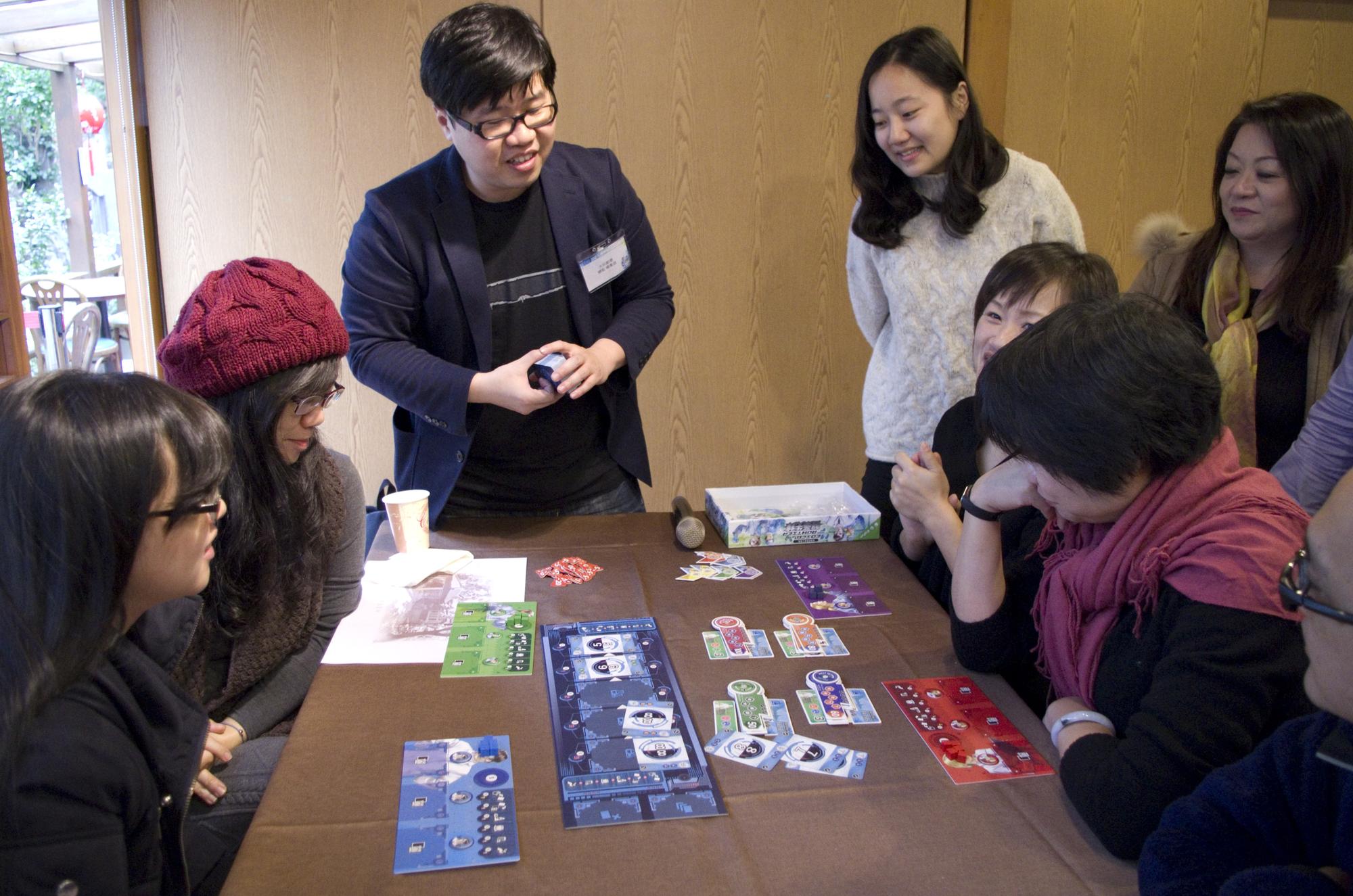 發表會上由大玩創意總監楊東岳（中）解說遊戲規則，現場進行試玩。