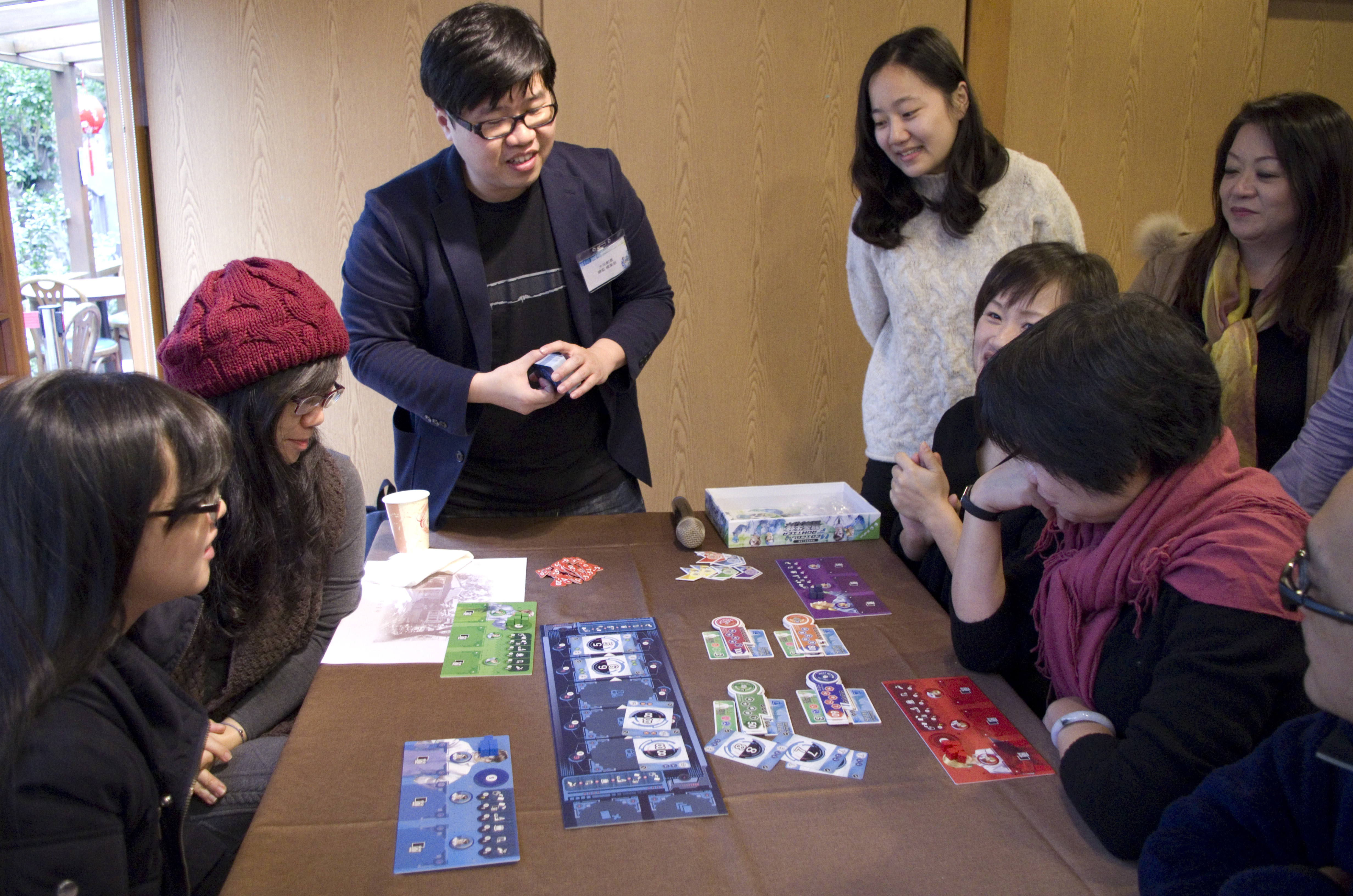 發表會上由大玩創意總監楊東岳（中）解說遊戲規則，現場進行試玩。