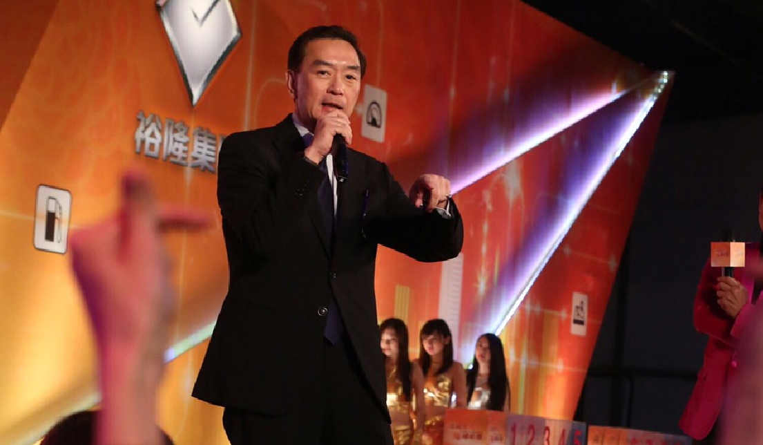 【裕隆尾牙】破除微恙傳言　嚴凱泰上台高歌　唱一首送一台新車