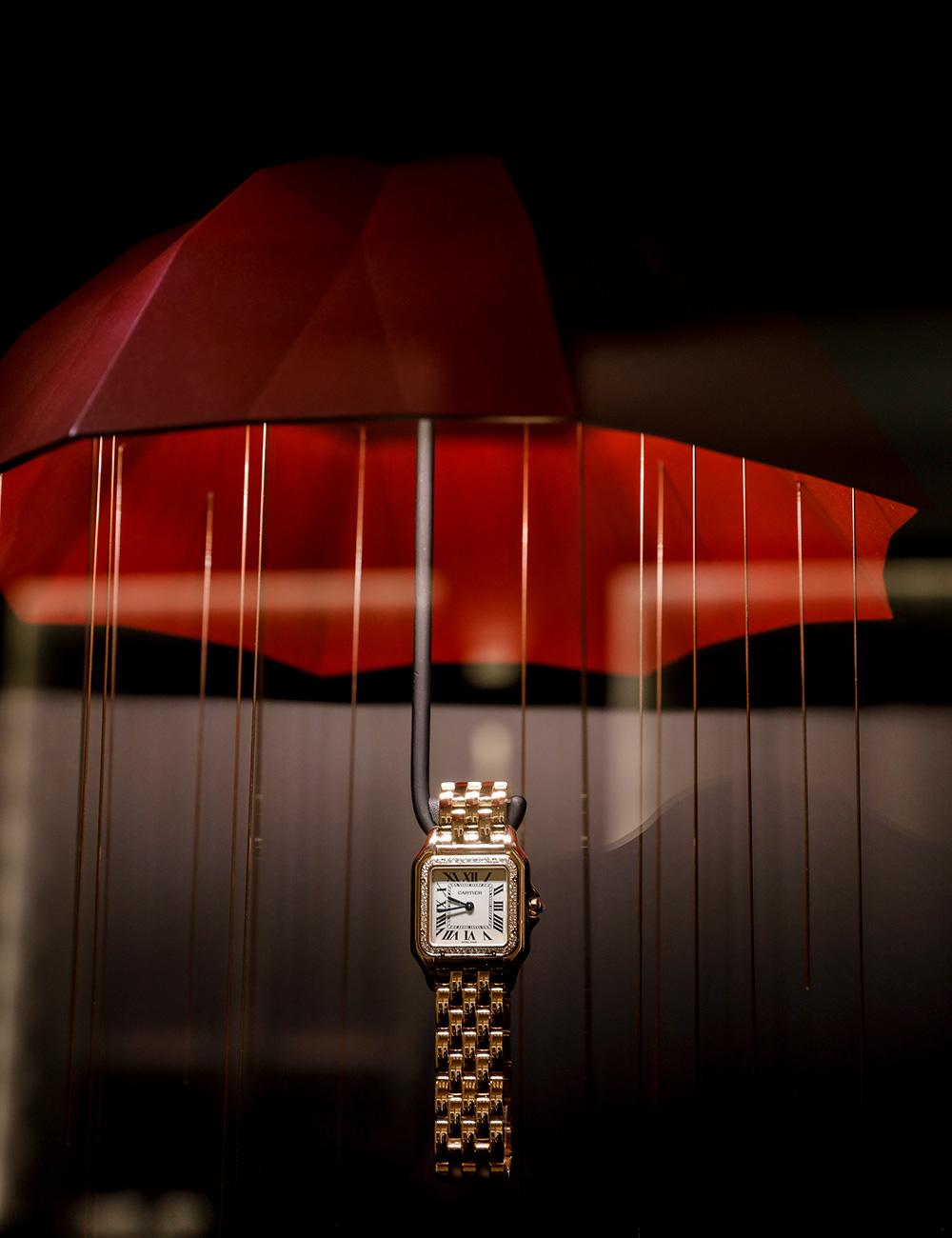 80年代問世的Panthère de Cartier，獨特的鍊帶配上方型錶殼，優雅的線條讓手錶像是配件一般。