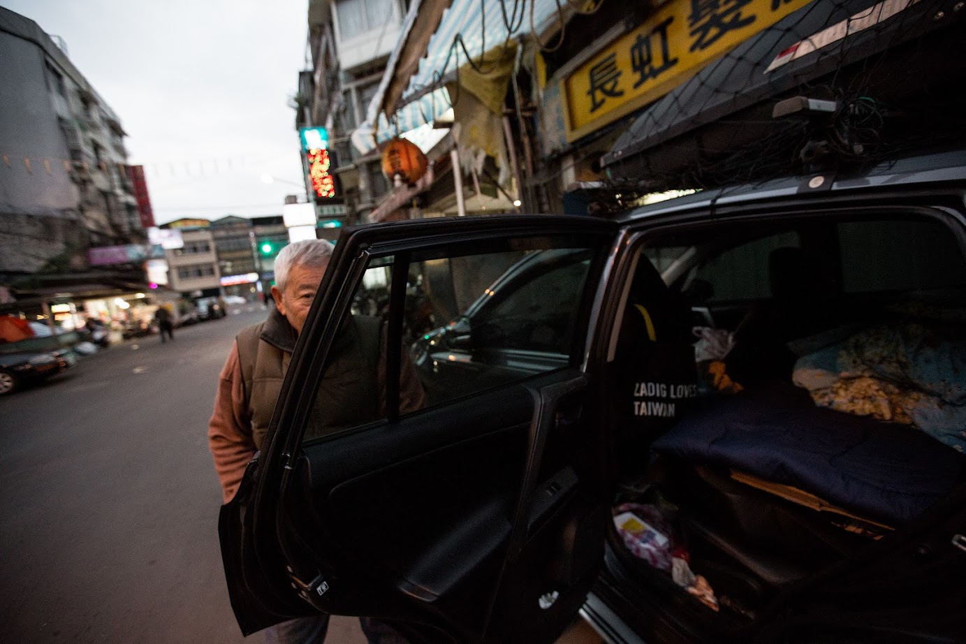 為愛心宴耗盡千萬元,愛旅行的刈包吉卻捨不得花錢住旅社,長期外出釣魚時不是睡帳棚就是睡車上。