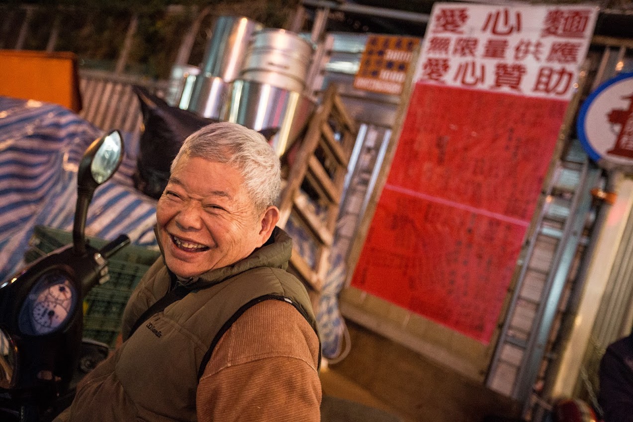 多年舉辦宴席款待街友的刈包吉，個性直率、帶點江湖味，對於愛心宴相當執著。