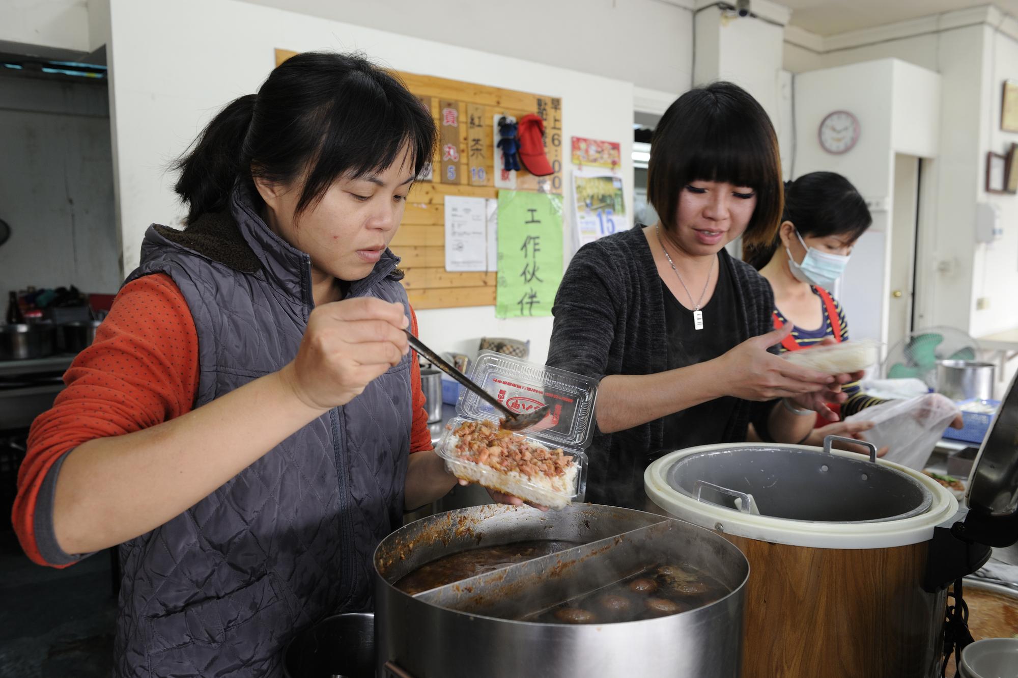 李俊男的妻子（左）是梁宜琪親外甥女，小倆口先前差點受上一代爭執而影響婚姻，現在2人同心經營「甲八碗」。