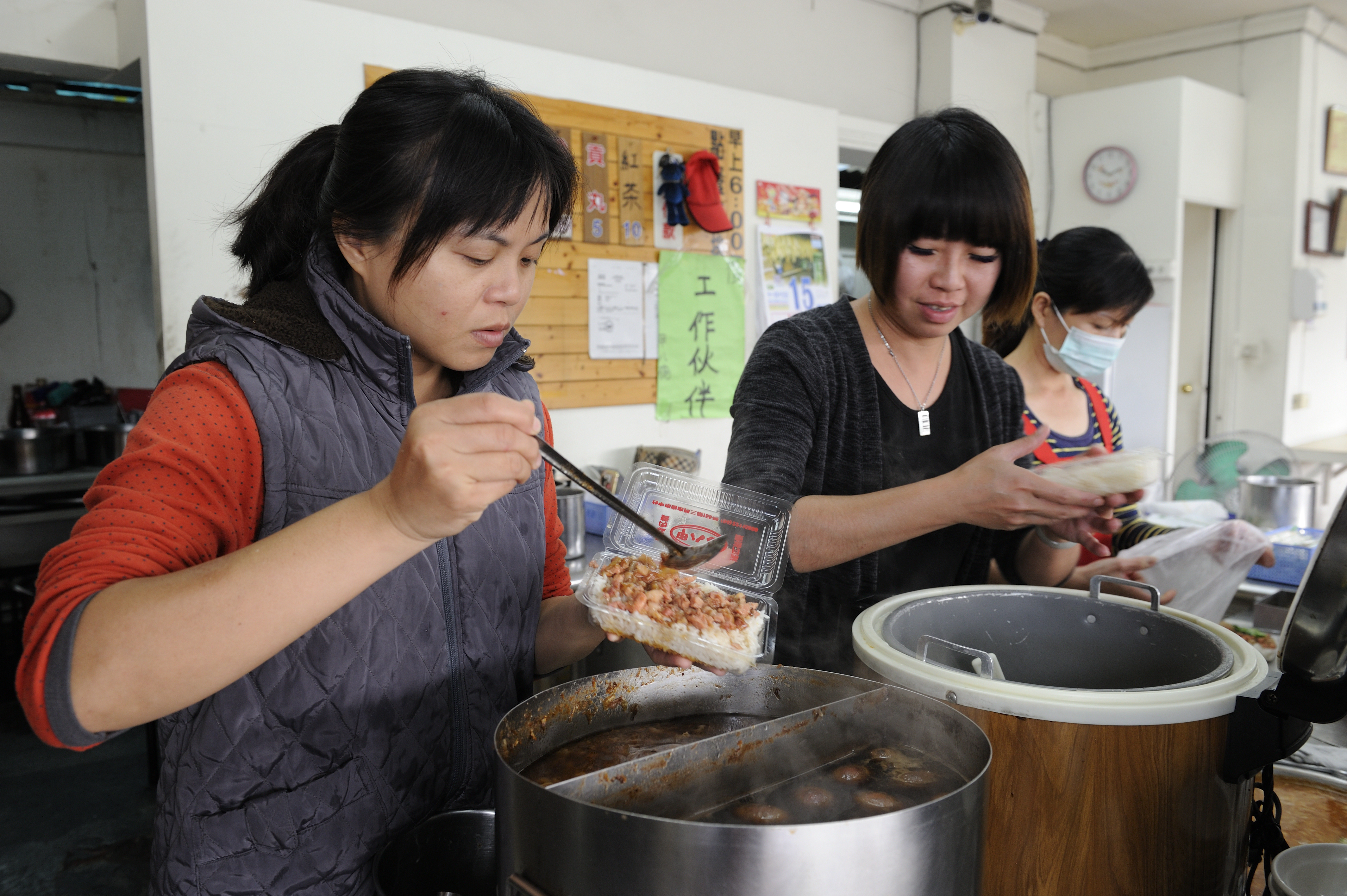 李俊男的妻子（左）是梁宜琪親外甥女，小倆口先前差點受上一代爭執而影響婚姻，現在2人同心經營「甲八碗」。